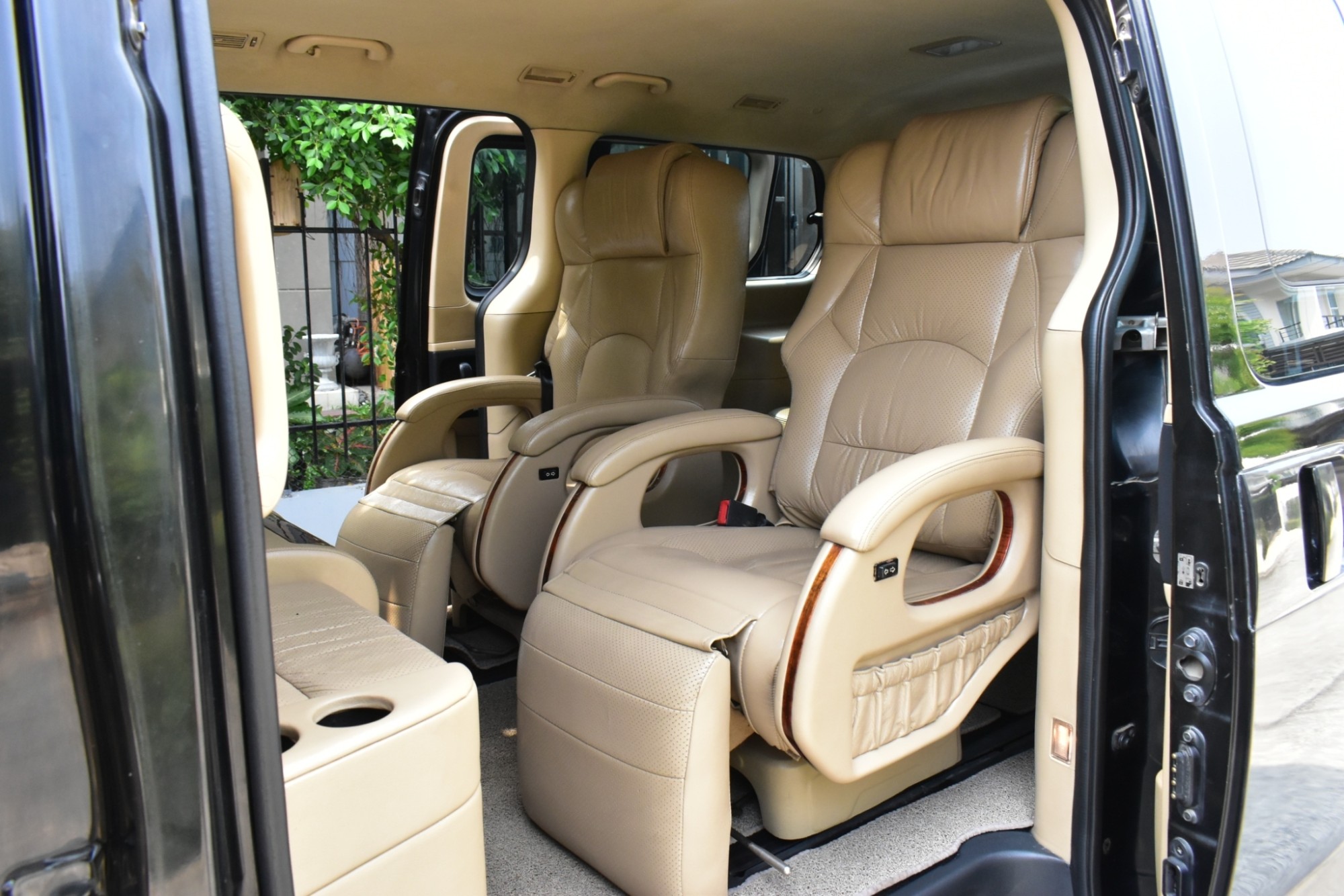 Hyundai H1 2.5 Deluxe (แต่งภายใน VIP 7 ที่นั่ง) เครื่องยนต์: ดีเซล เกียร์: ออโต้ ปี : 2013 สี: ดำ สดพร้อมโอน (รูปที่ 3)