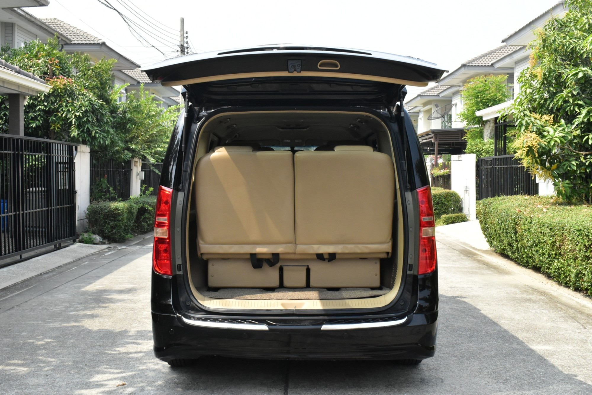 Hyundai H1 2.5 Deluxe (แต่งภายใน VIP 7 ที่นั่ง) เครื่องยนต์: ดีเซล เกียร์: ออโต้ ปี : 2013 สี: ดำ สดพร้อมโอน (รูปที่ 16)