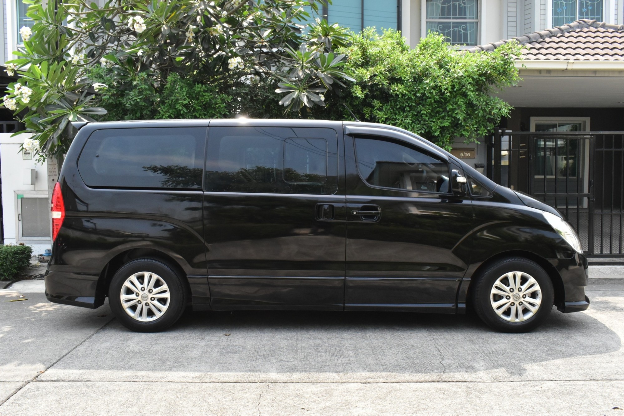 Hyundai H1 2.5 Deluxe (แต่งภายใน VIP 7 ที่นั่ง) เครื่องยนต์: ดีเซล เกียร์: ออโต้ ปี : 2013 สี: ดำ สดพร้อมโอน (รูปที่ 12)