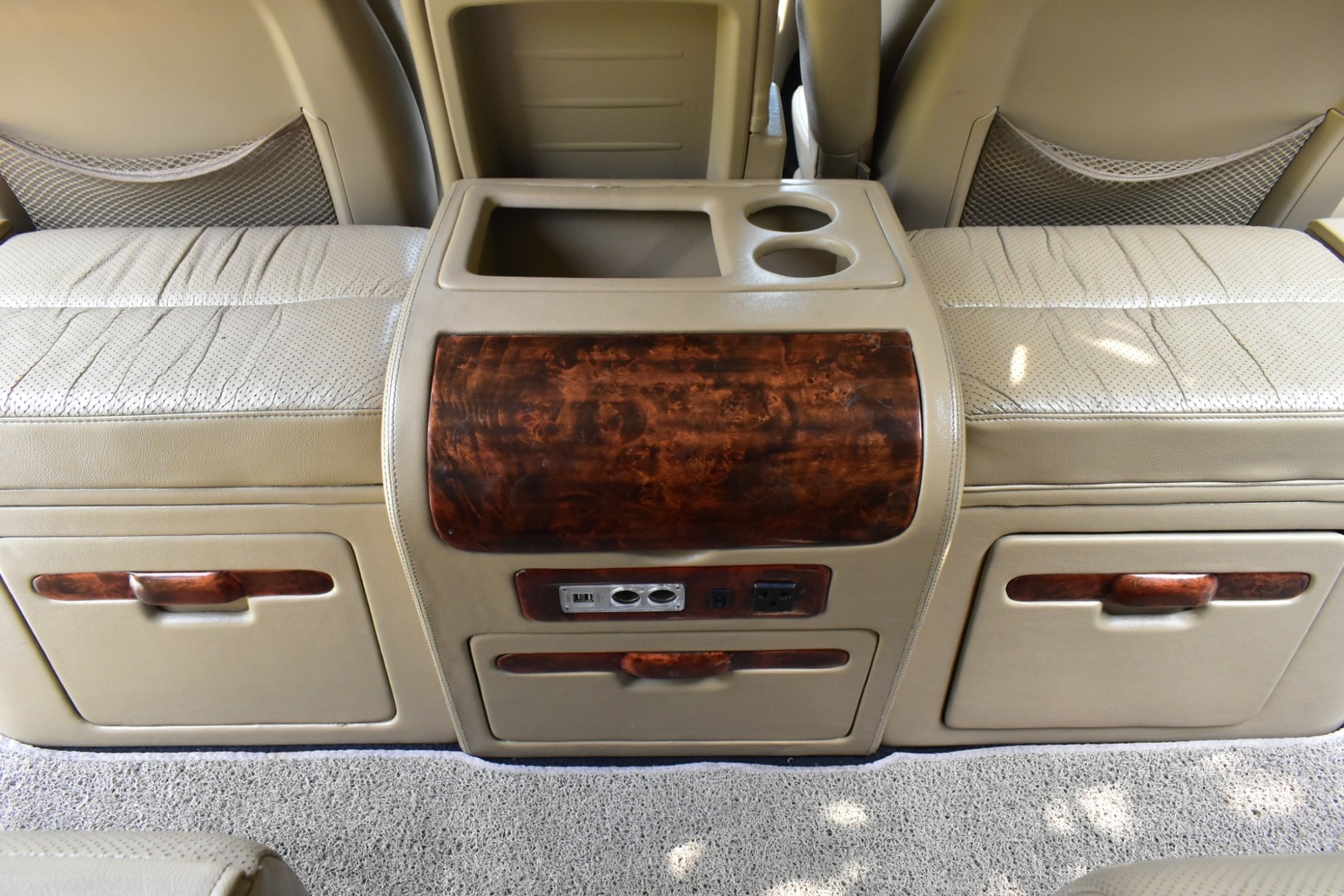 Hyundai H1 2.5 Deluxe (แต่งภายใน VIP 7 ที่นั่ง) เครื่องยนต์: ดีเซล เกียร์: ออโต้ ปี : 2013 สี: ดำ สดพร้อมโอน (รูปที่ 4)