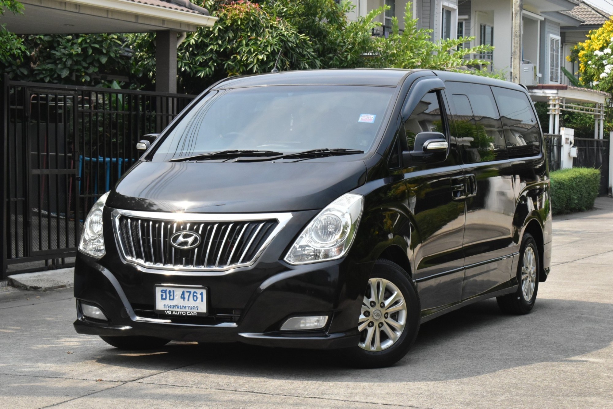 Hyundai H1 2.5 Deluxe (แต่งภายใน VIP 7 ที่นั่ง) เครื่องยนต์: ดีเซล เกียร์: ออโต้ ปี : 2013 สี: ดำ สดพร้อมโอน