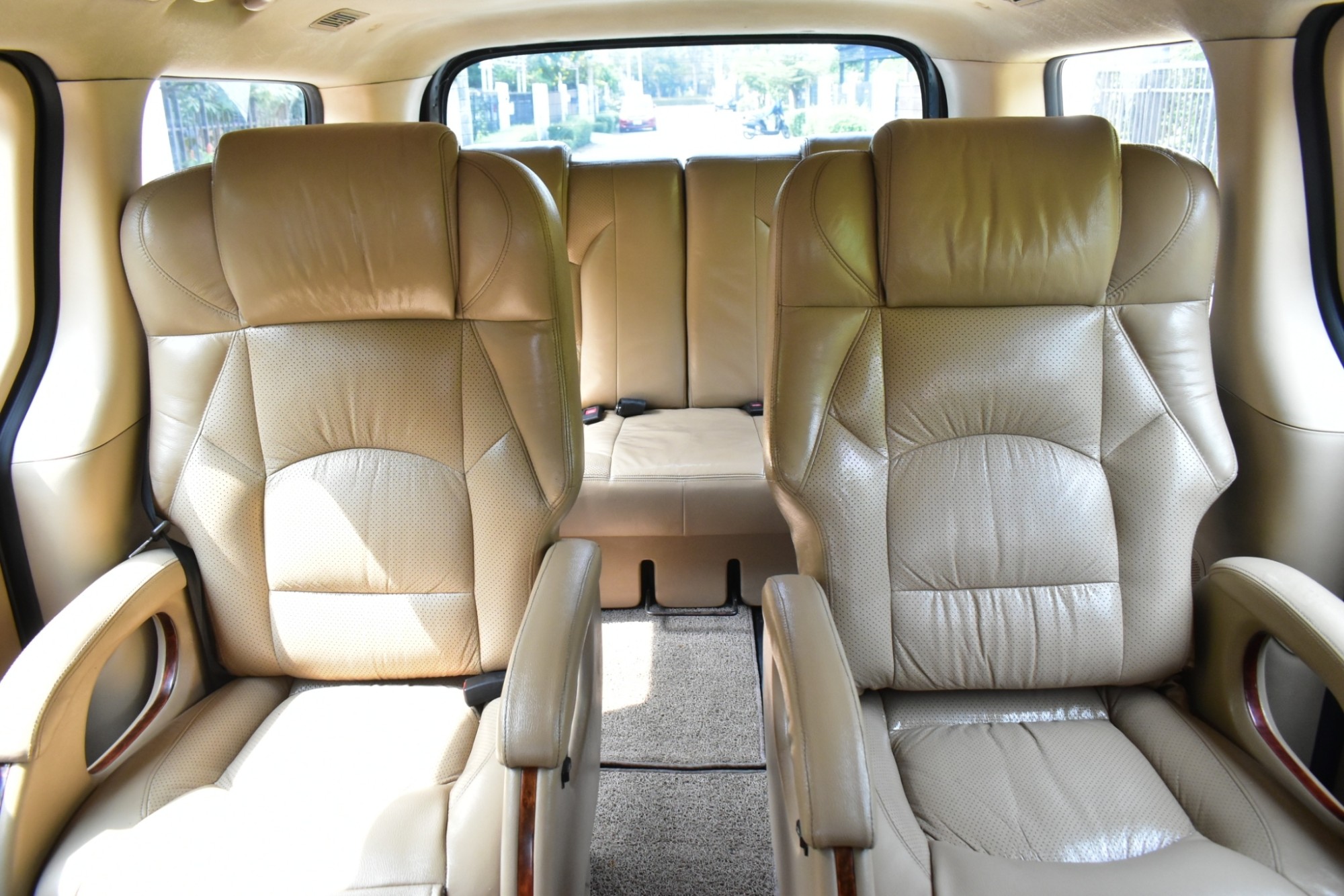 Hyundai H1 2.5 Deluxe (แต่งภายใน VIP 7 ที่นั่ง) เครื่องยนต์: ดีเซล เกียร์: ออโต้ ปี : 2013 สี: ดำ สดพร้อมโอน (รูปที่ 2)