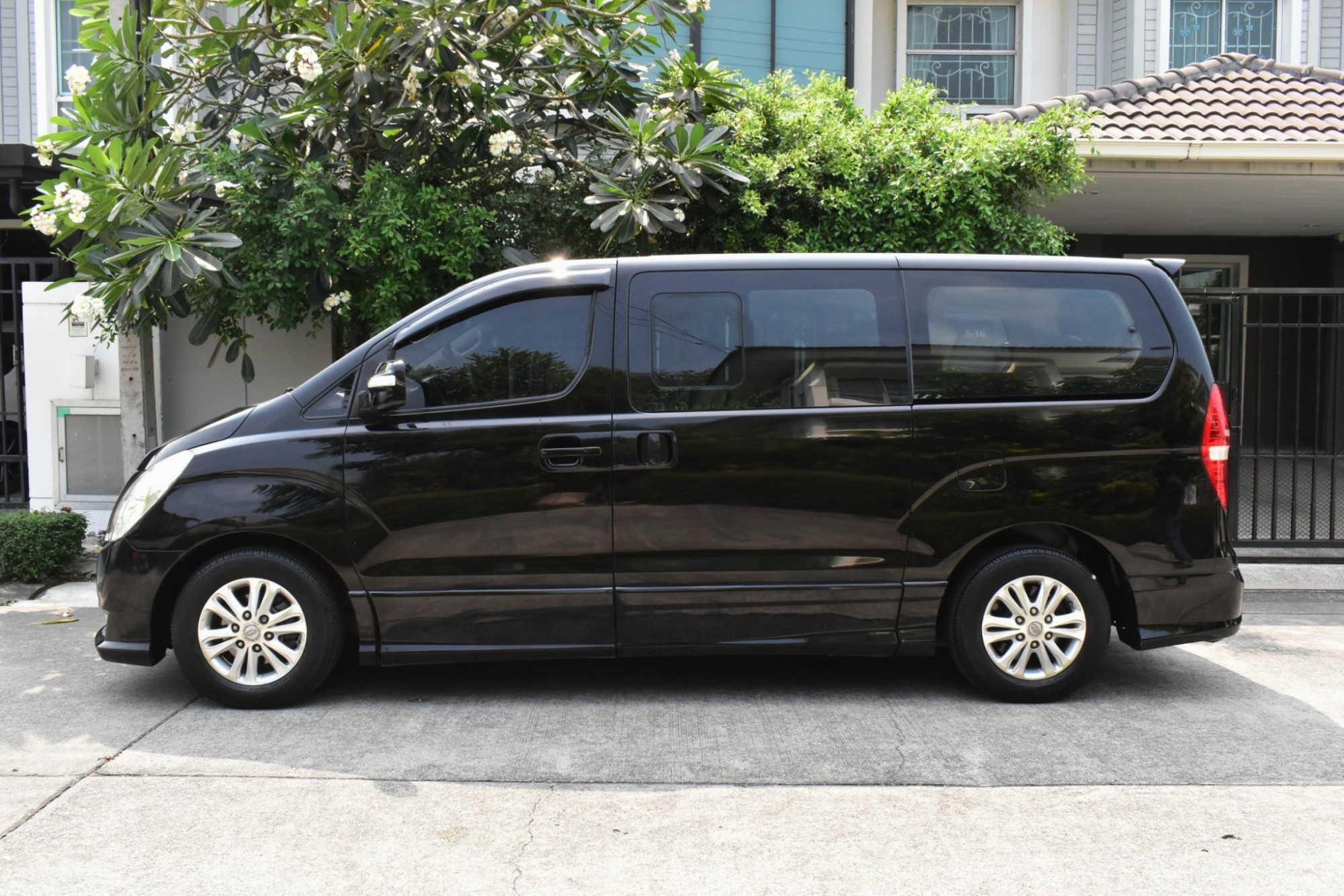 Hyundai H1 2.5 Deluxe (แต่งภายใน VIP 7 ที่นั่ง) เครื่องยนต์: ดีเซล เกียร์: ออโต้ ปี : 2013 สี: ดำ สดพร้อมโอน (รูปที่ 11)