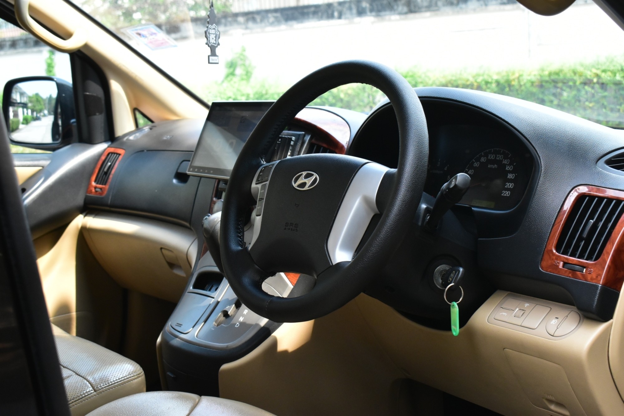 Hyundai H1 2.5 Deluxe (แต่งภายใน VIP 7 ที่นั่ง) เครื่องยนต์: ดีเซล เกียร์: ออโต้ ปี : 2013 สี: ดำ สดพร้อมโอน (รูปที่ 7)