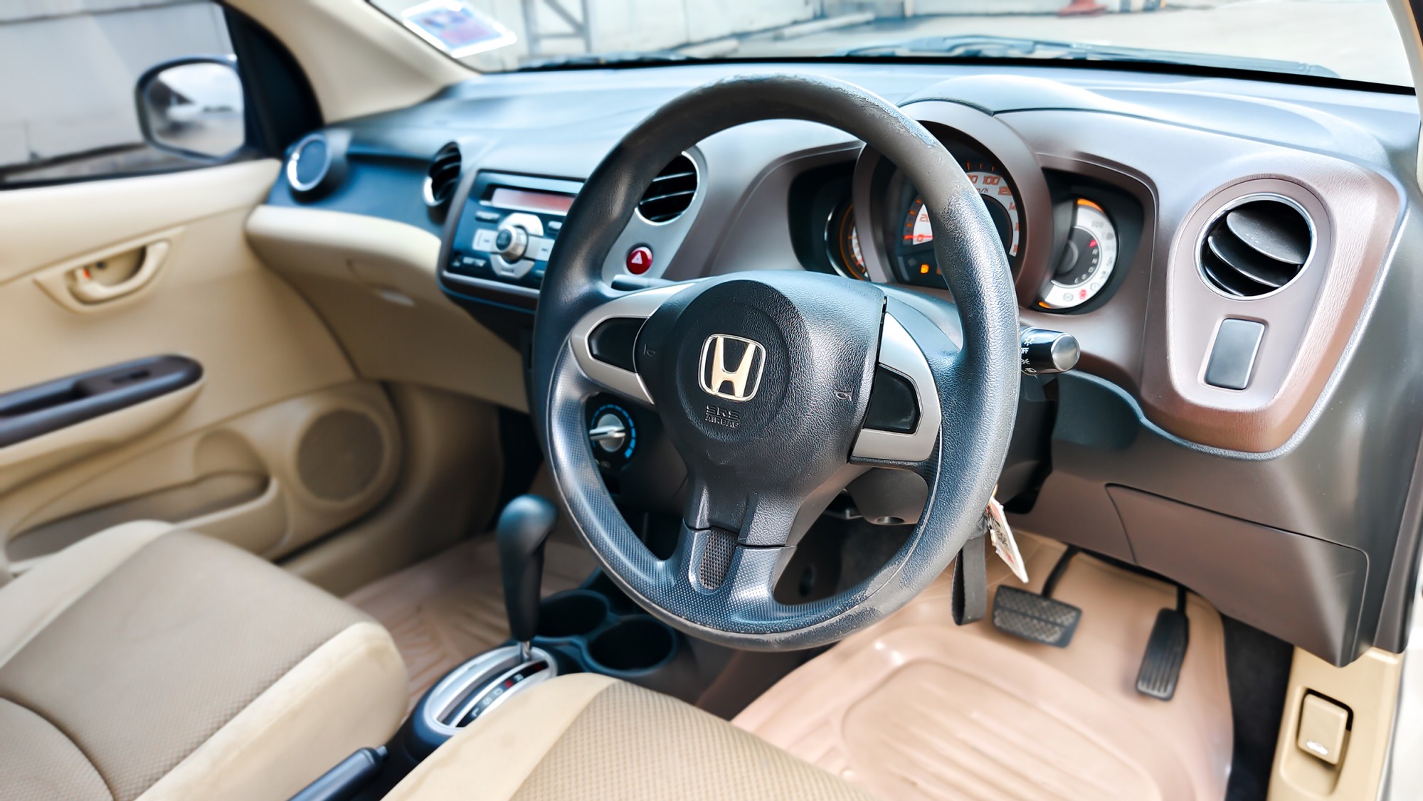 HONDA BRIO Hatchback 1.2V TOP A/T ปี 2012 จด 13 (รูปที่ 16)