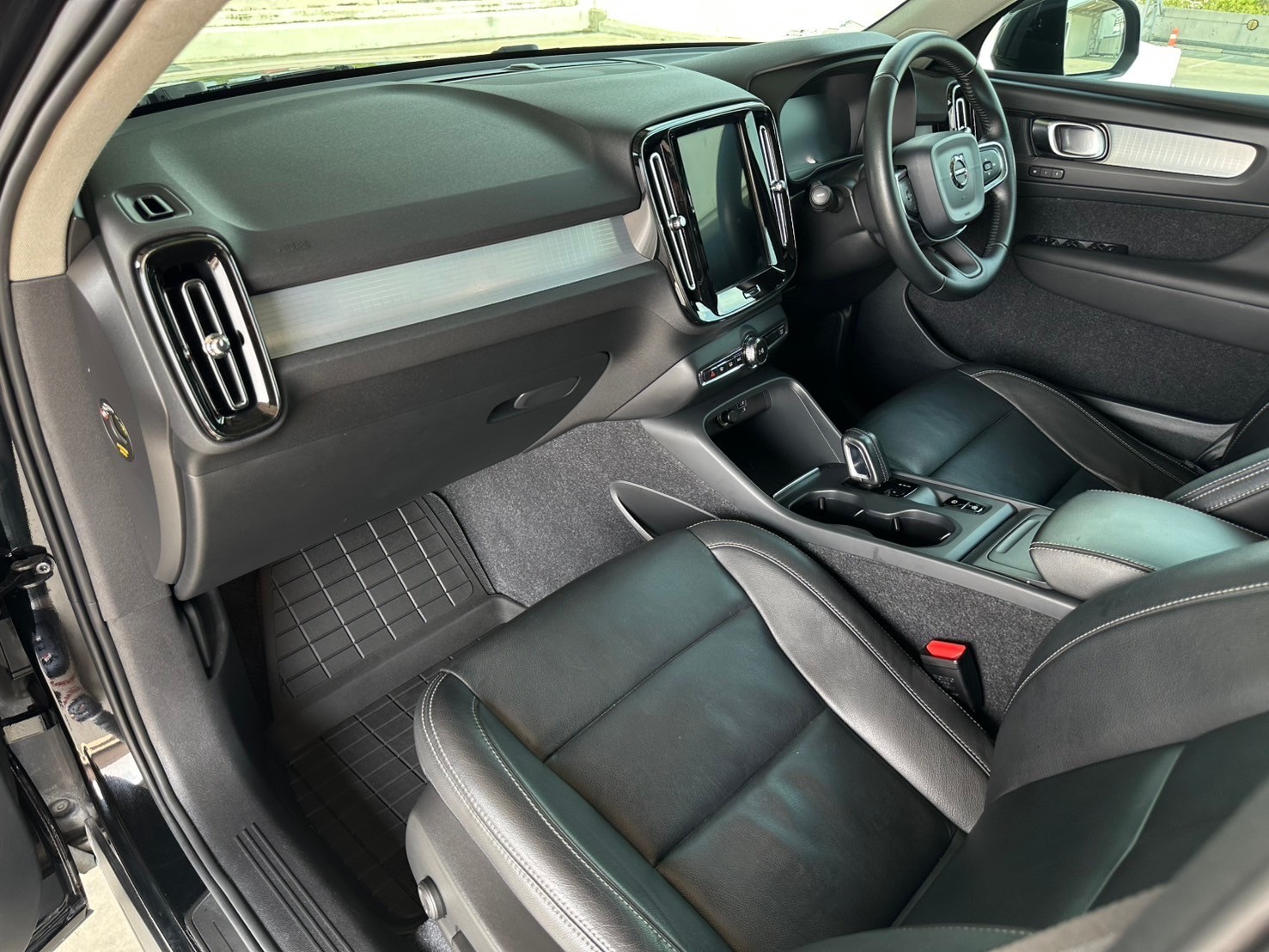2020 Volvo XC40 สีดำ (รูปที่ 14)