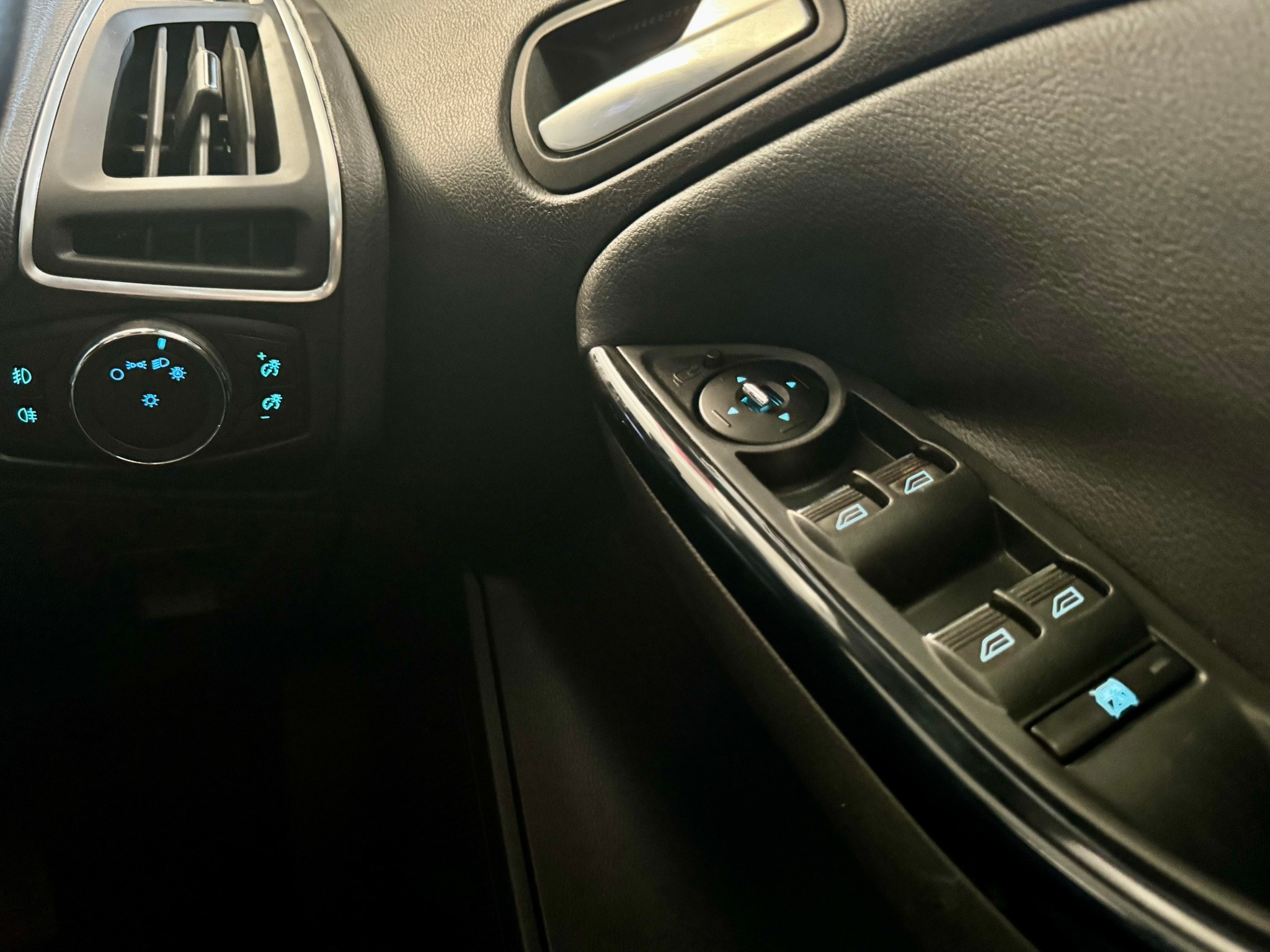 Ford #Focus Hatchback ปี 2014 auto รถสวย พร้อมใช้ ไมล์ 110,000 กม. (รูปที่ 6)