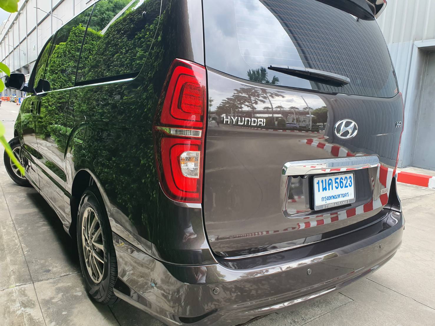 Hyundai H-1 2.5Deluxe ปี 2019 สีน้ำตาลดำ มือ1 เช็คศูนย์ (รูปที่ 4)