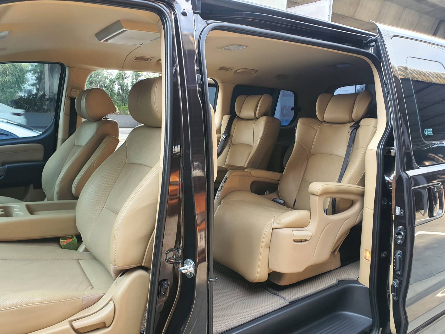 Hyundai H-1 2.5Deluxe ปี 2019 สีน้ำตาลดำ มือ1 เช็คศูนย์ (รูปที่ 8)