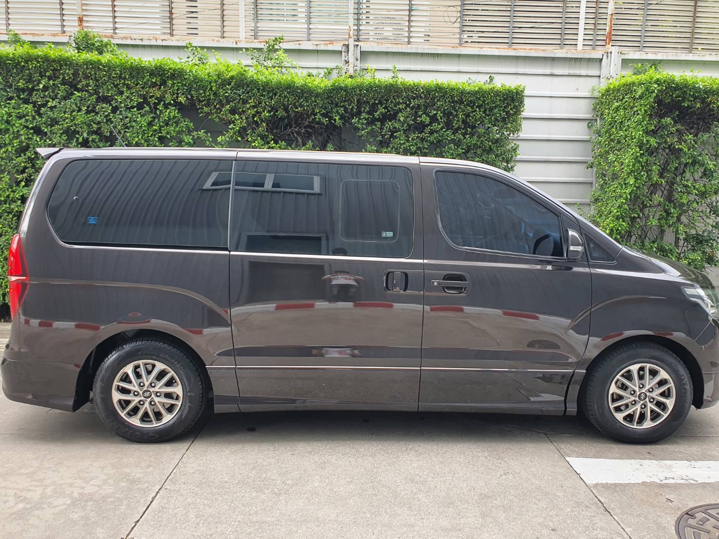 Hyundai H-1 2.5Deluxe ปี 2019 สีน้ำตาลดำ มือ1 เช็คศูนย์ (รูปที่ 5)