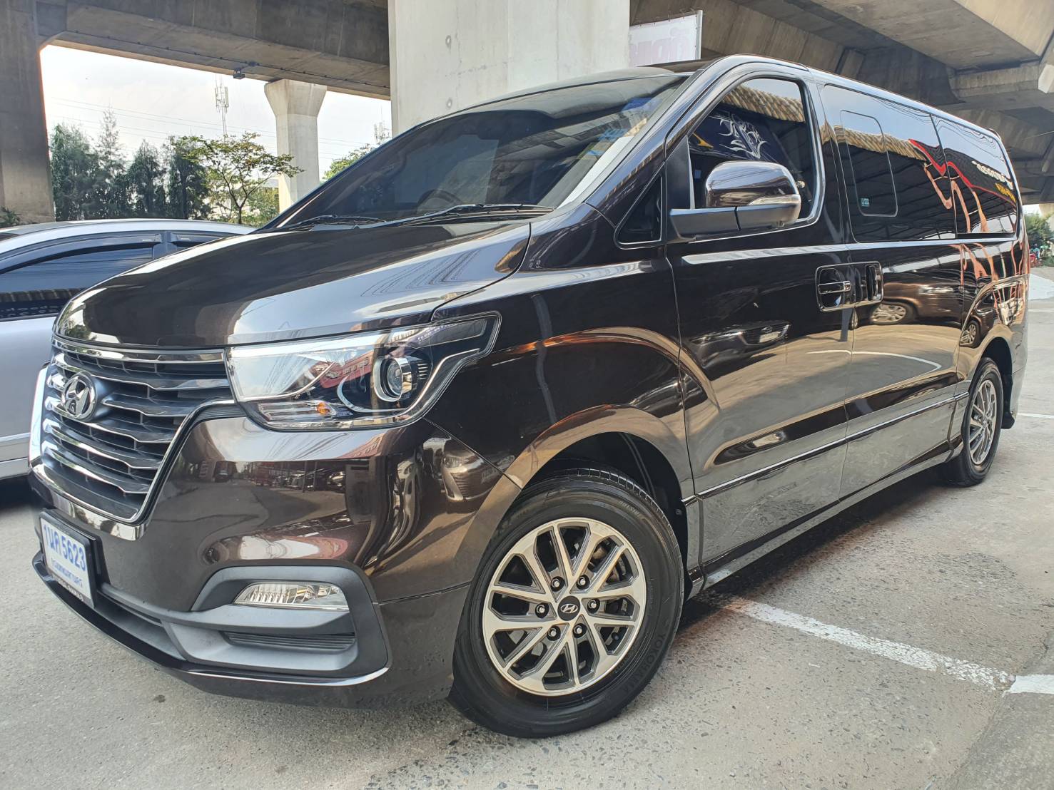 Hyundai H-1 2.5Deluxe ปี 2019 สีน้ำตาลดำ มือ1 เช็คศูนย์ (รูปที่ 2)