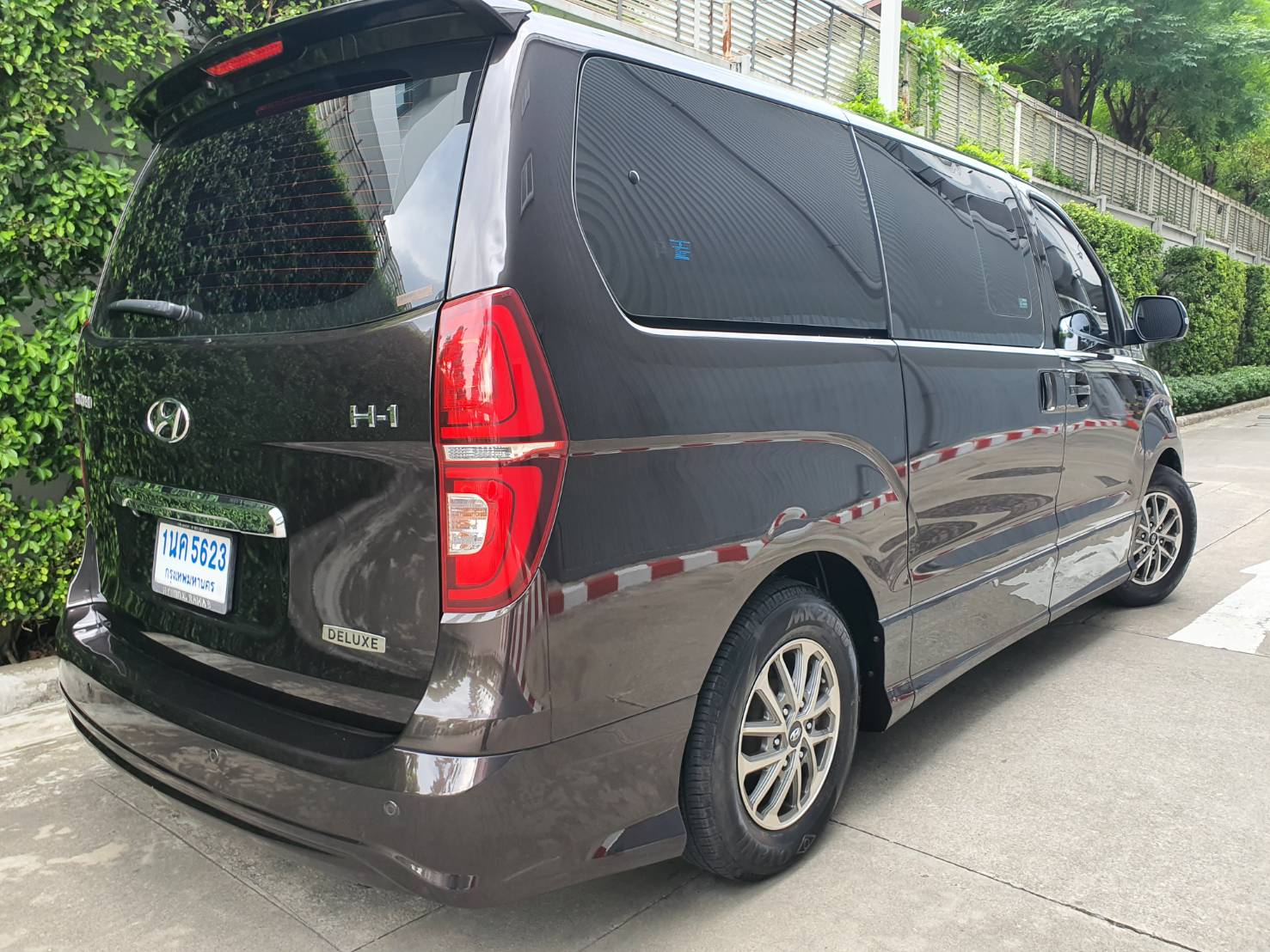 Hyundai H-1 2.5Deluxe ปี 2019 สีน้ำตาลดำ มือ1 เช็คศูนย์ (รูปที่ 3)