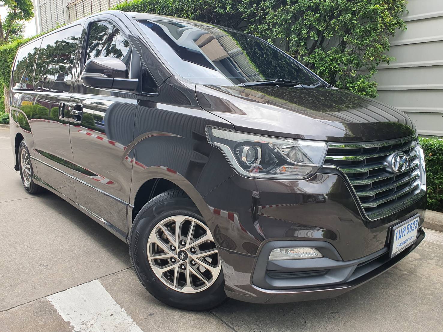 Hyundai H-1 2.5Deluxe ปี 2019 สีน้ำตาลดำ มือ1 เช็คศูนย์