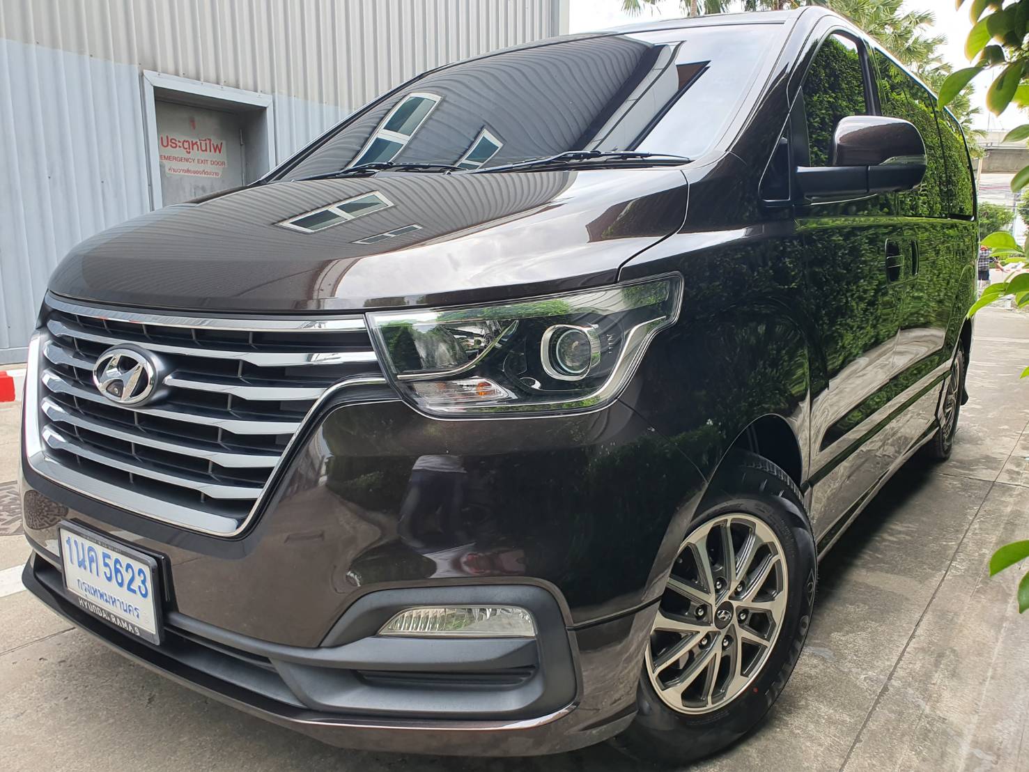 Hyundai H-1 2.5Deluxe ปี 2019 สีน้ำตาลดำ มือ1 เช็คศูนย์ (รูปที่ 2)