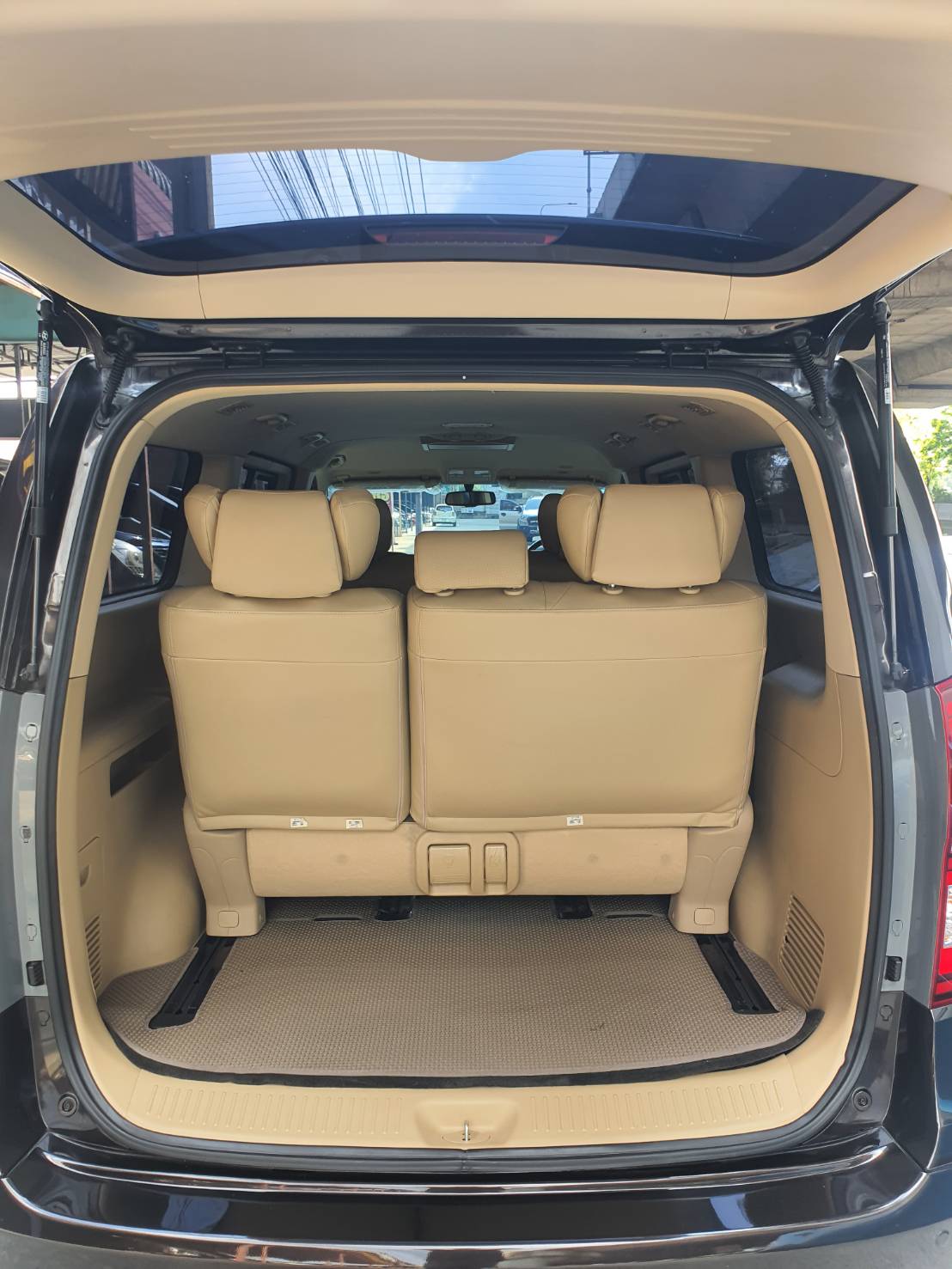 Hyundai H-1 2.5Deluxe ปี 2019 สีน้ำตาลดำ มือ1 เช็คศูนย์ (รูปที่ 9)