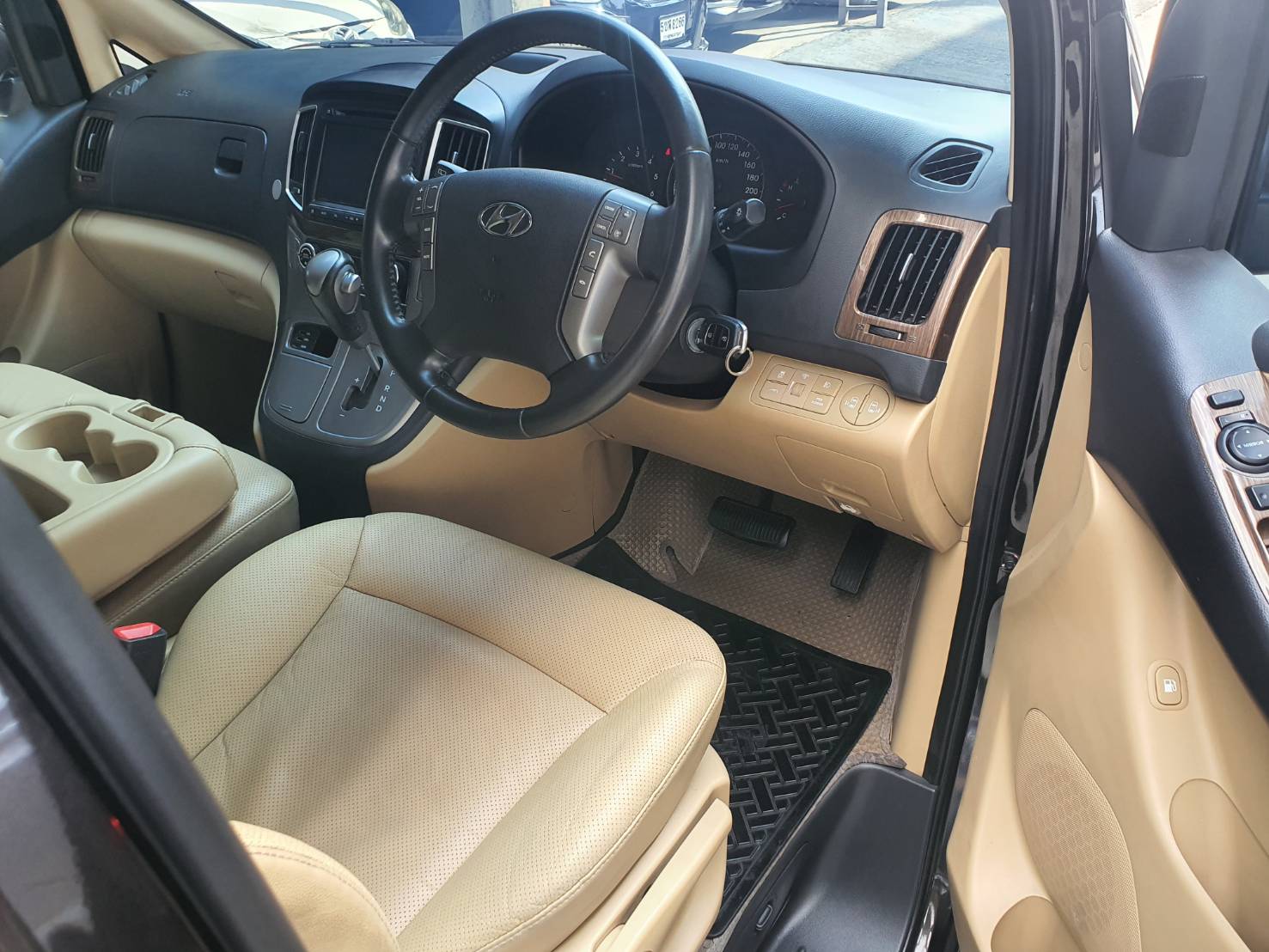 Hyundai H-1 2.5Deluxe ปี 2019 สีน้ำตาลดำ มือ1 เช็คศูนย์ (รูปที่ 5)