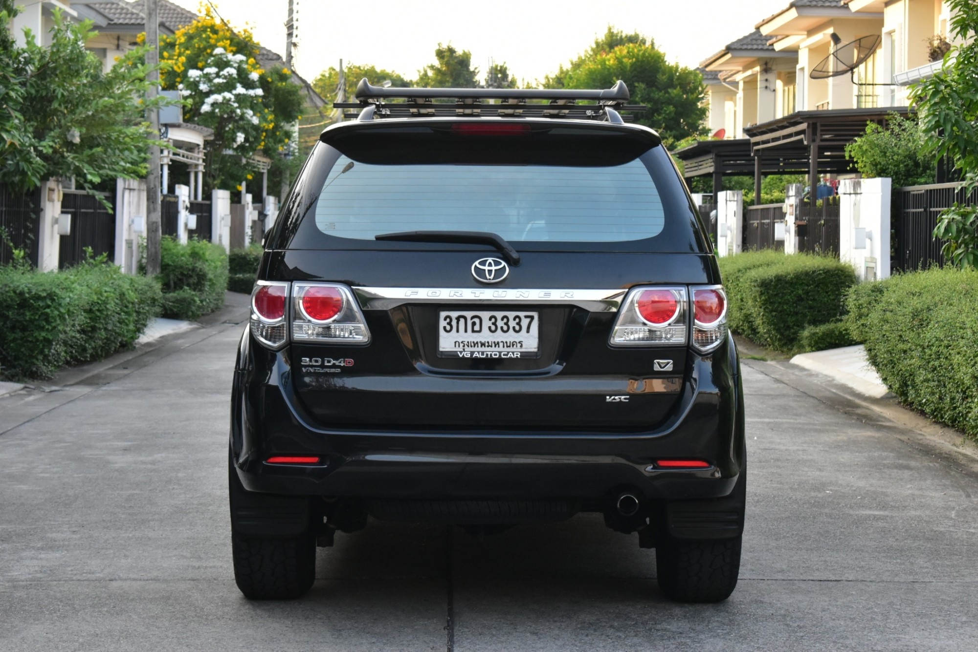 2012 Toyota Fortuner ไมเนอร์เชนจ์ 2 สีดำ (รูปที่ 6)