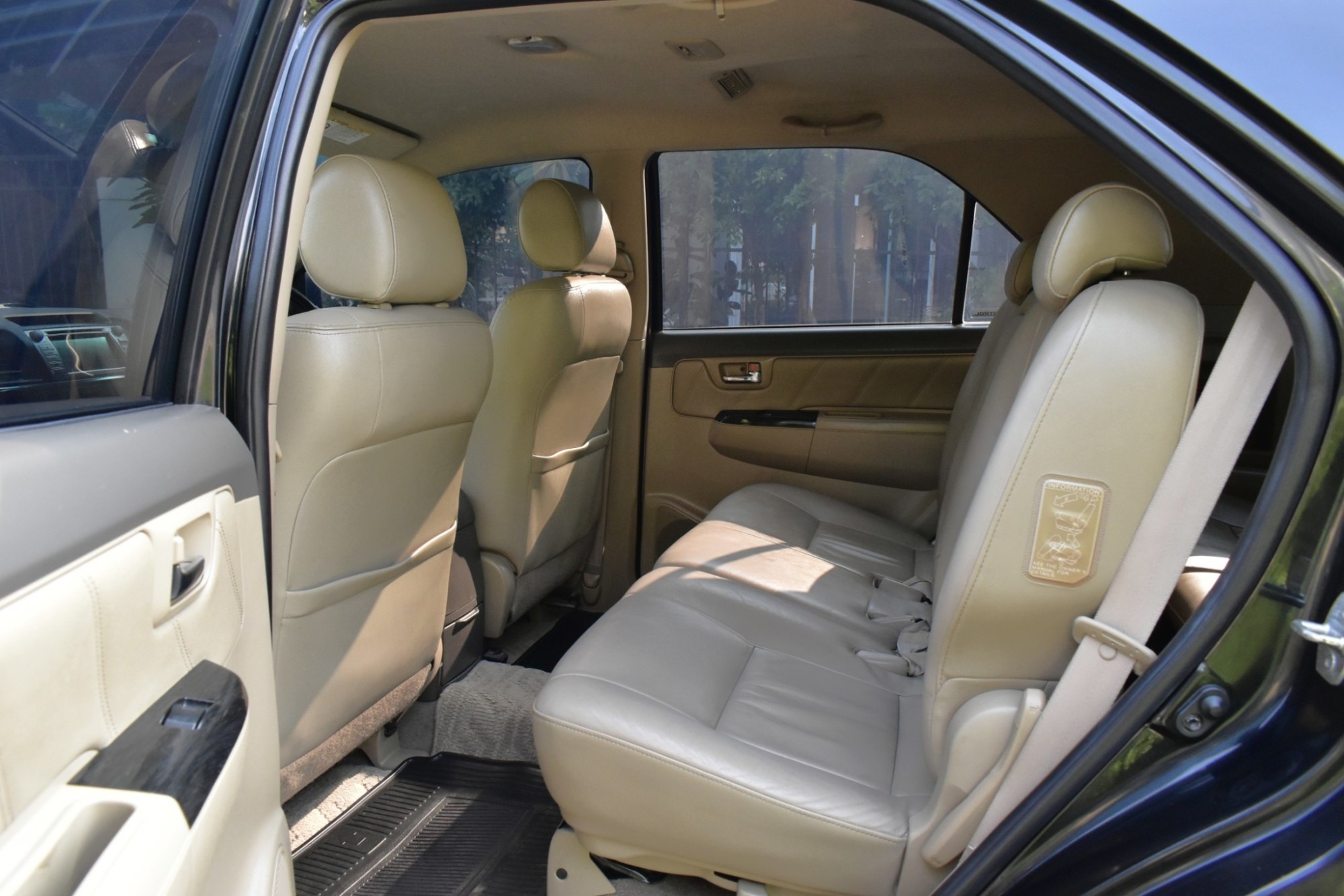 2012 Toyota Fortuner ไมเนอร์เชนจ์ 2 สีดำ (รูปที่ 13)