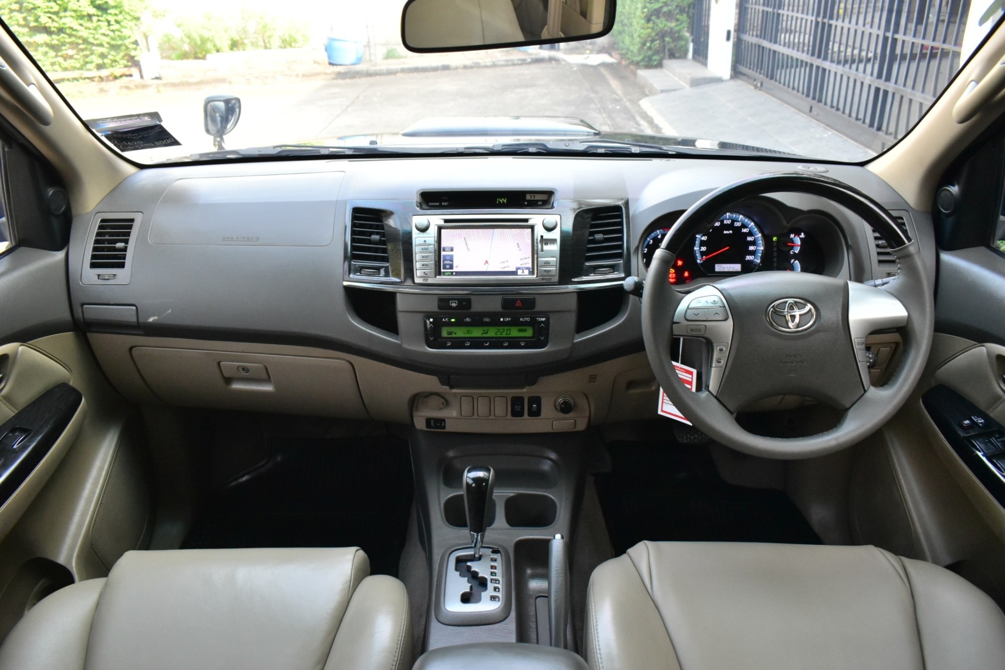 2012 Toyota Fortuner ไมเนอร์เชนจ์ 2 สีดำ (รูปที่ 19)