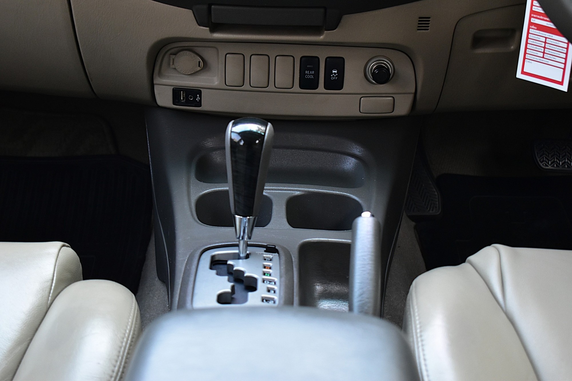 2012 Toyota Fortuner ไมเนอร์เชนจ์ 2 สีดำ (รูปที่ 18)