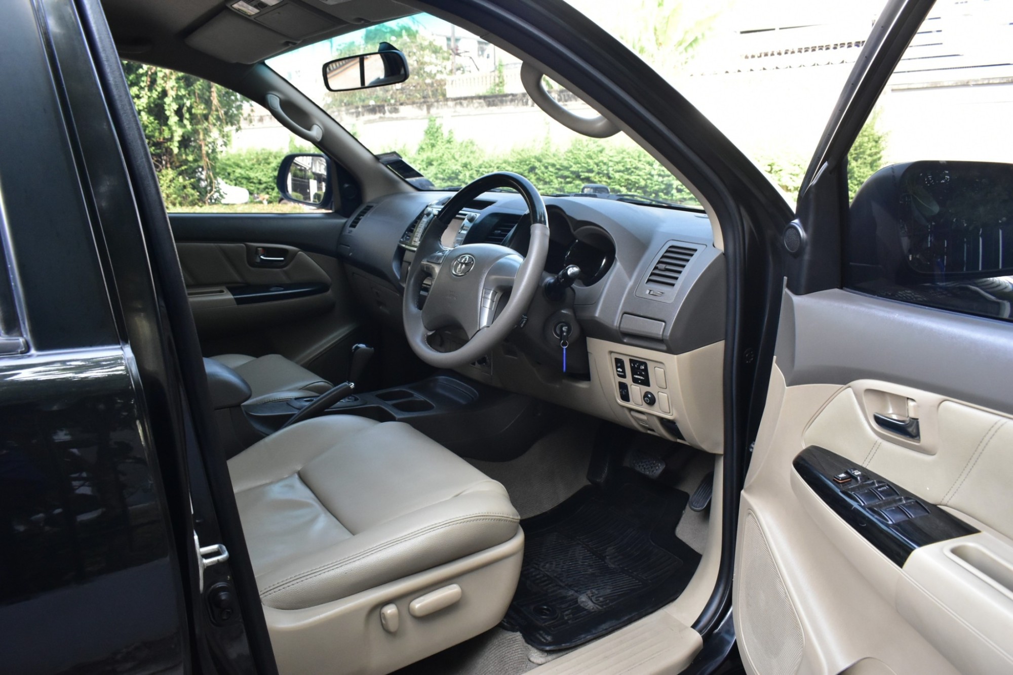 2012 Toyota Fortuner ไมเนอร์เชนจ์ 2 สีดำ (รูปที่ 15)
