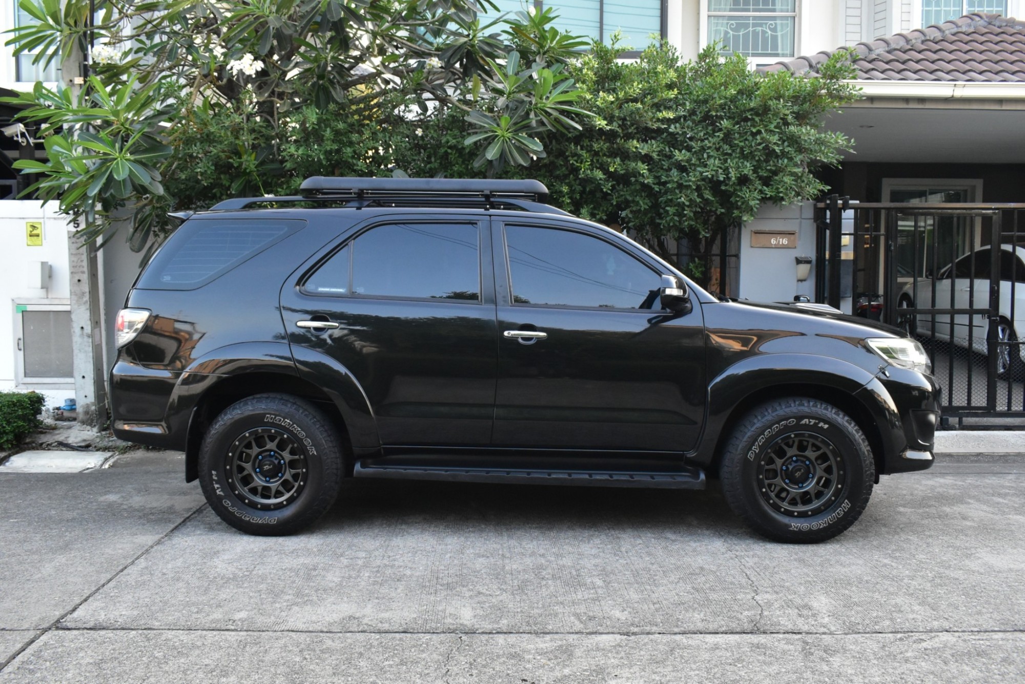 2012 Toyota Fortuner ไมเนอร์เชนจ์ 2 สีดำ (รูปที่ 4)