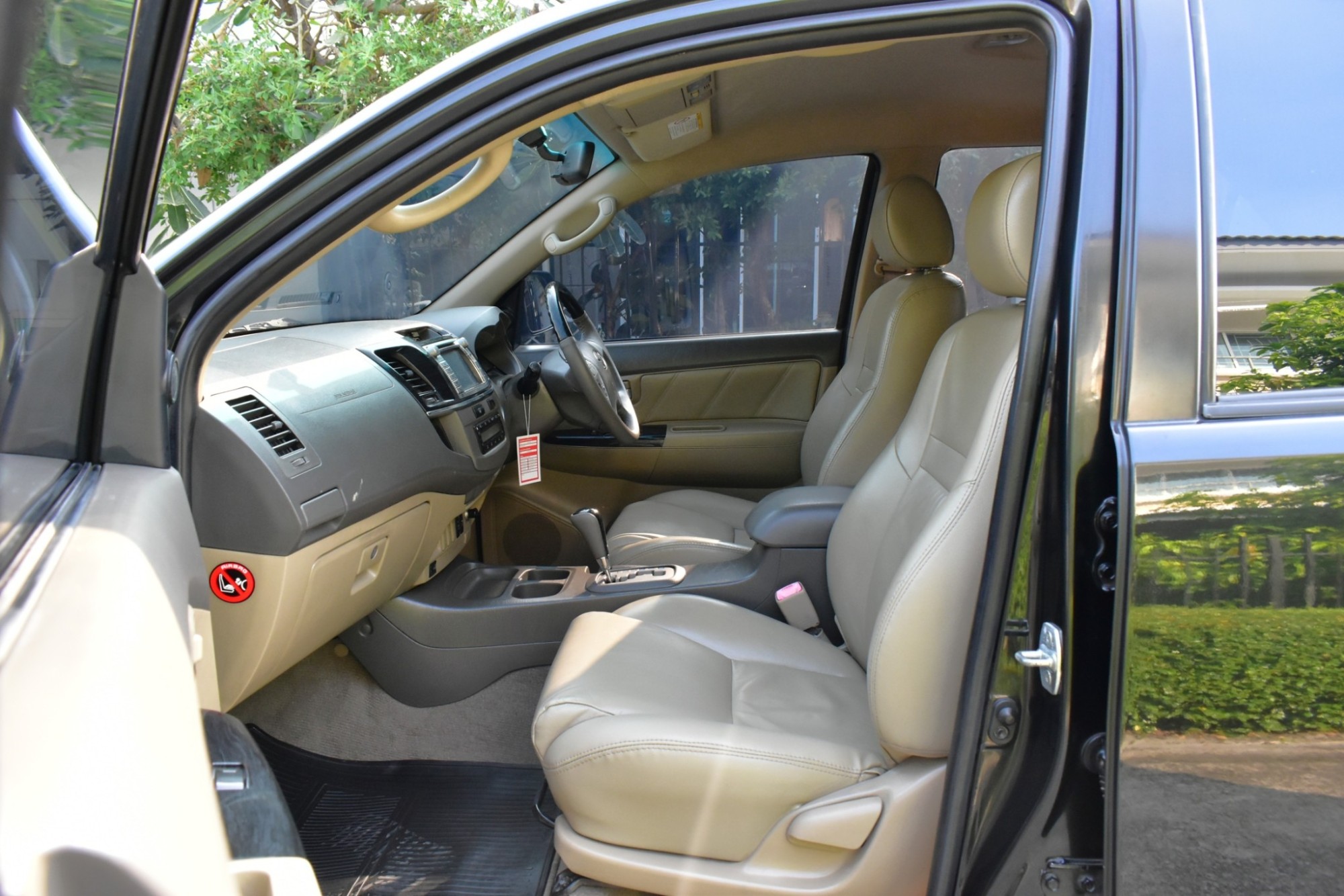 2012 Toyota Fortuner ไมเนอร์เชนจ์ 2 สีดำ (รูปที่ 20)