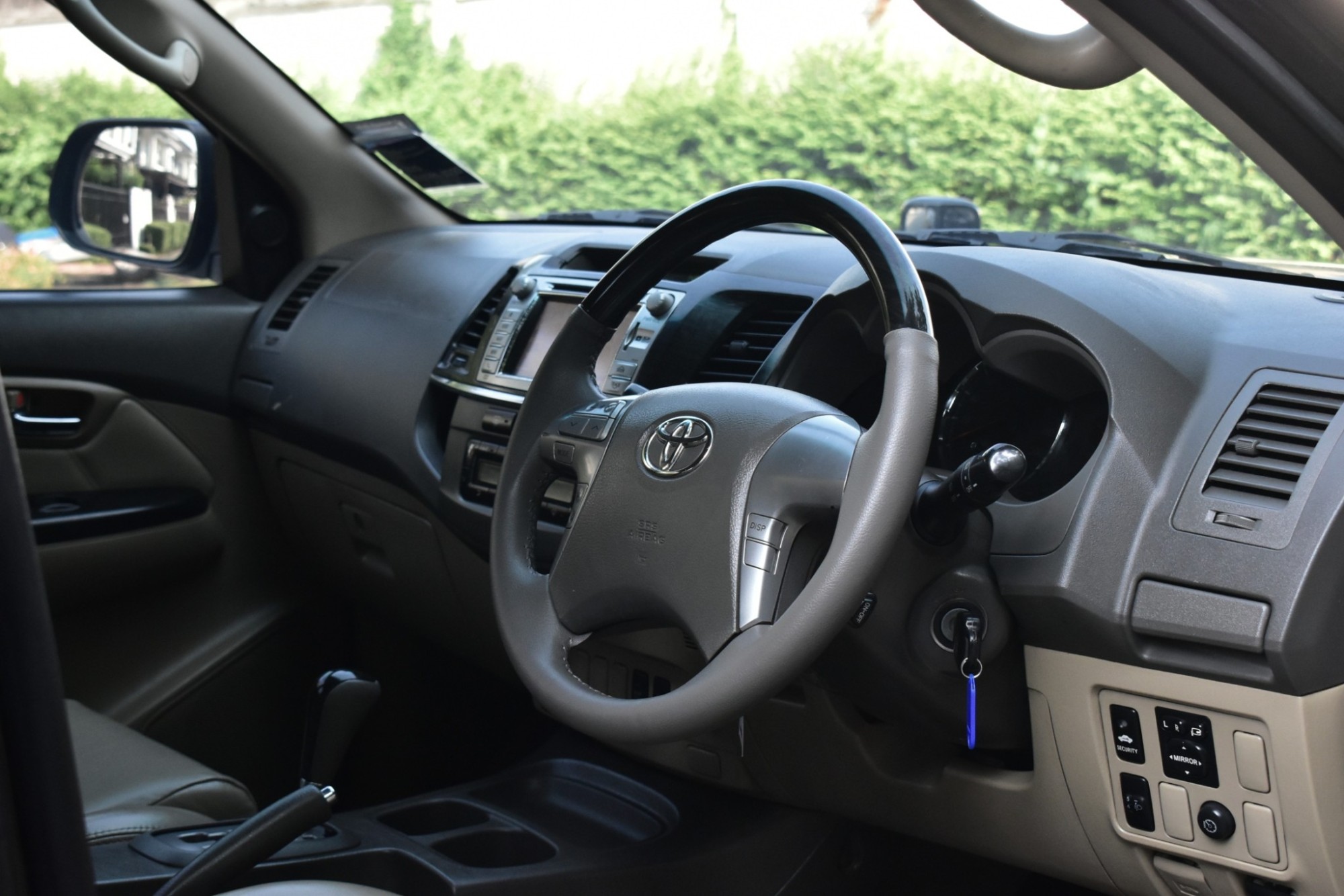 2012 Toyota Fortuner ไมเนอร์เชนจ์ 2 สีดำ (รูปที่ 10)