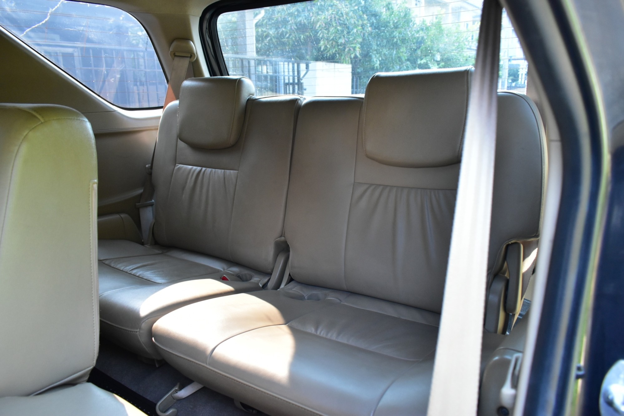 2012 Toyota Fortuner ไมเนอร์เชนจ์ 2 สีดำ (รูปที่ 12)