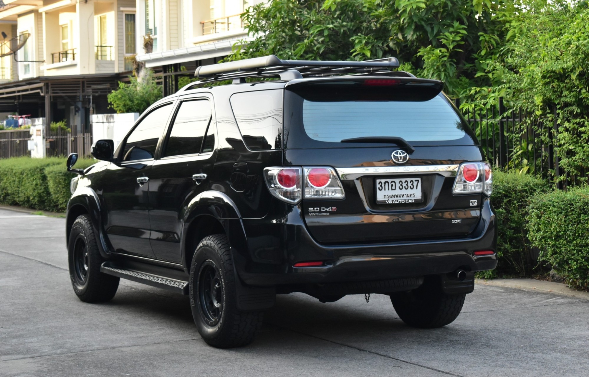 2012 Toyota Fortuner ไมเนอร์เชนจ์ 2 สีดำ (รูปที่ 9)