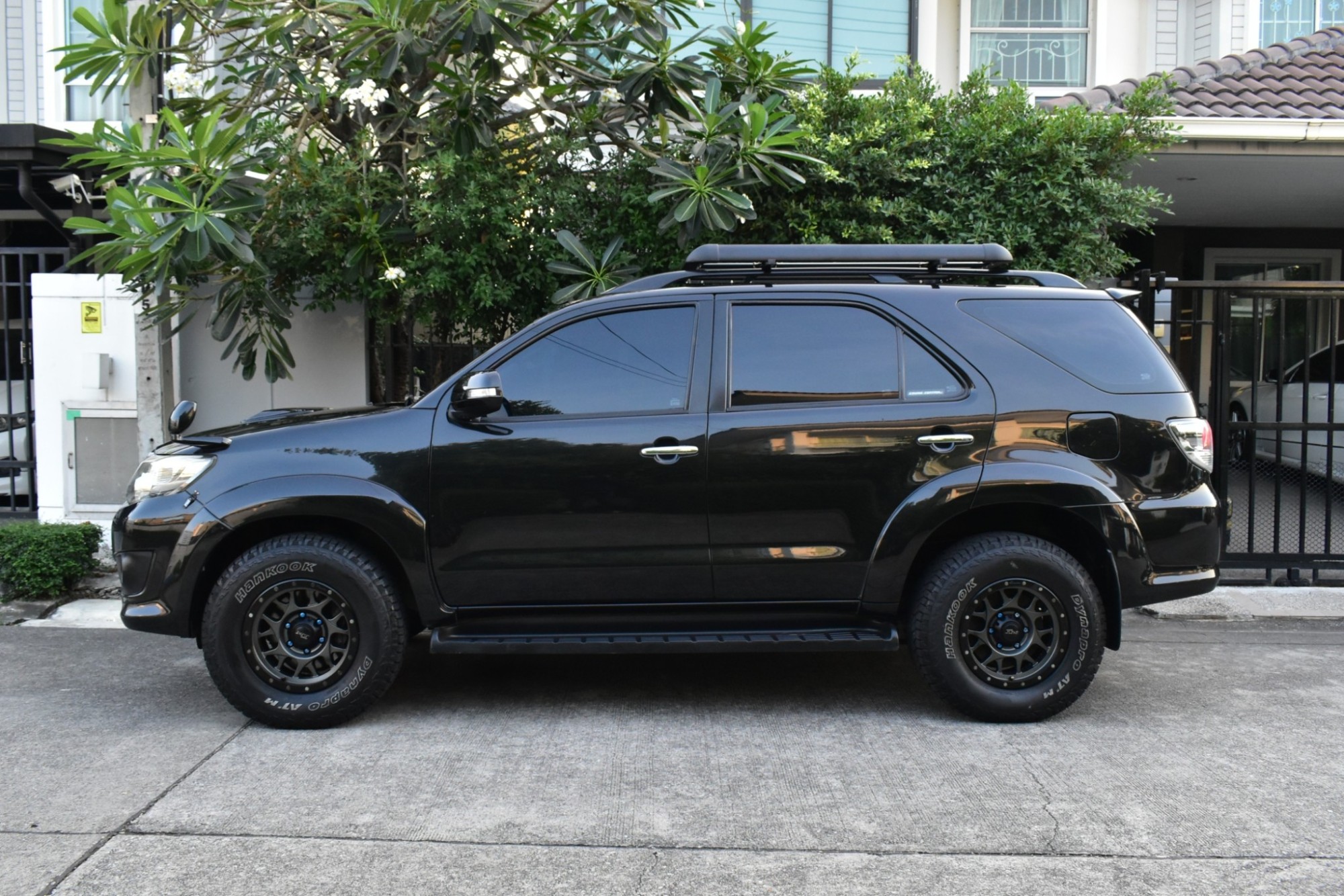 2012 Toyota Fortuner ไมเนอร์เชนจ์ 2 สีดำ (รูปที่ 8)
