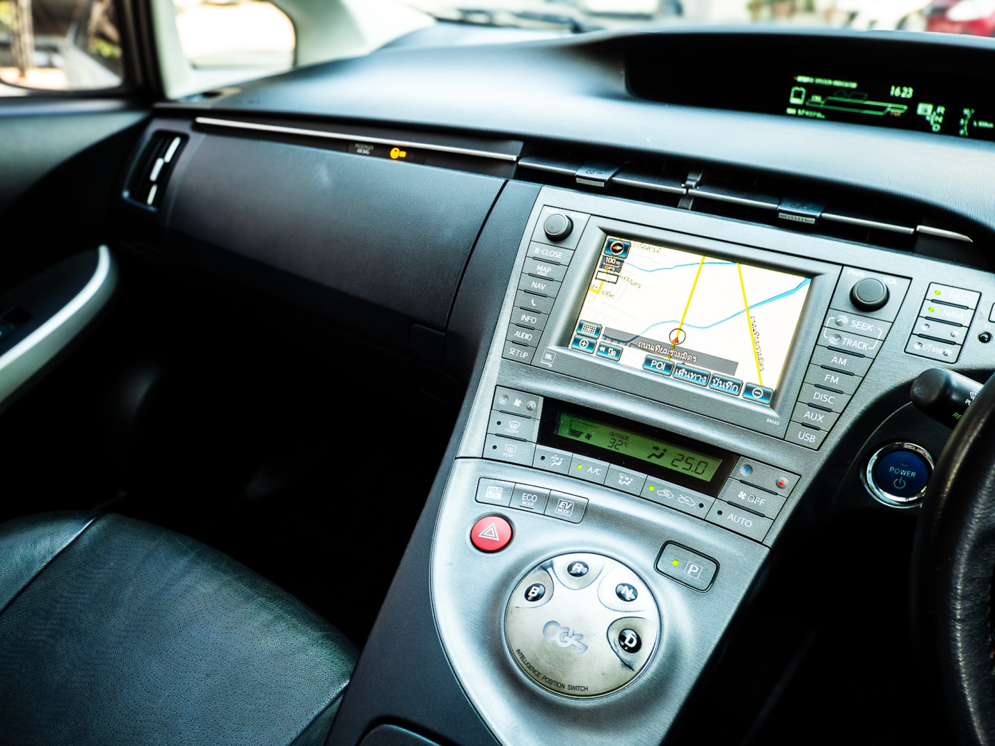 2012 Toyota Prius สีขาว (รูปที่ 11)
