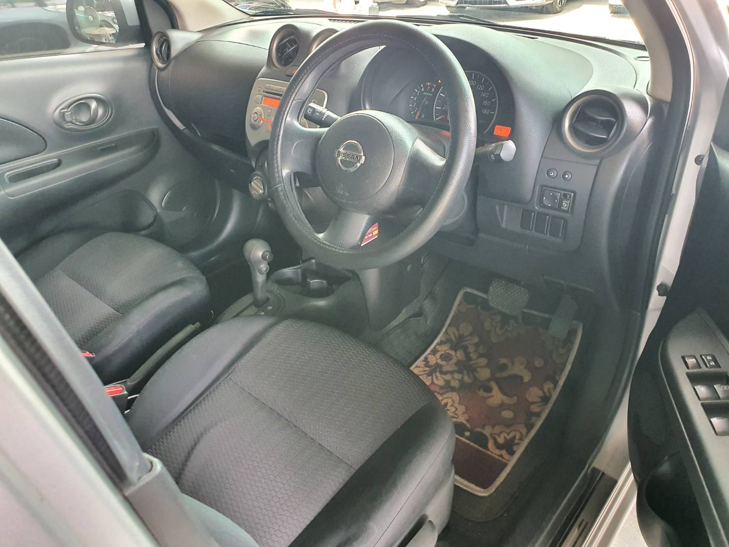 Nissan March 1.2EL ปี 2011 สีบรอนซ์เงิน ออโต้ รถมือ1 (รูปที่ 6)