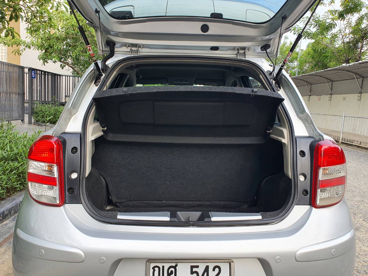 Nissan March 1.2EL ปี 2011 สีบรอนซ์เงิน ออโต้ รถมือ1 (รูปที่ 8)