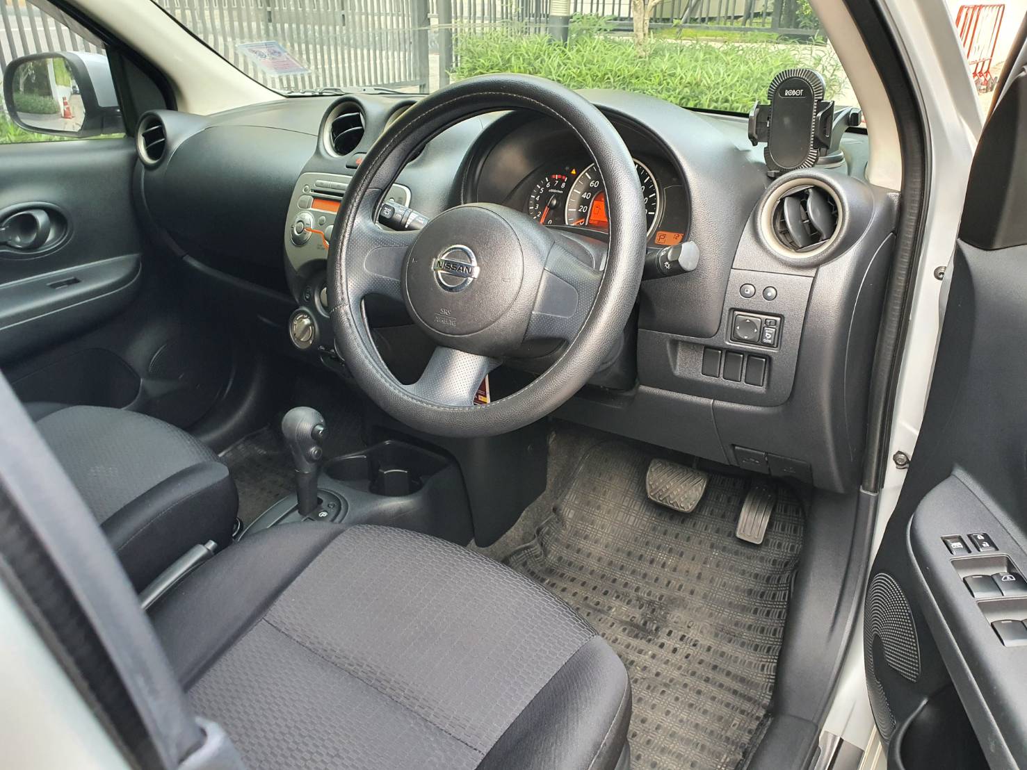 Nissan March 1.2EL ปี 2011 สีบรอนซ์เงิน ออโต้ รถมือ1 (รูปที่ 6)