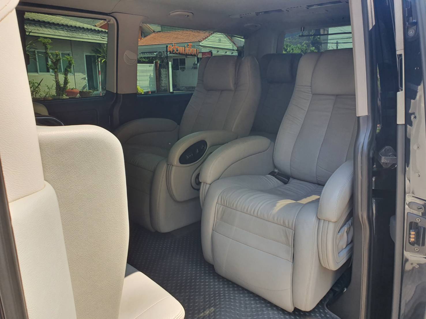 Volkswagen Caravelle T5 2.0 TDi สีดำ ปี2012 รถมือ1 (รูปที่ 8)