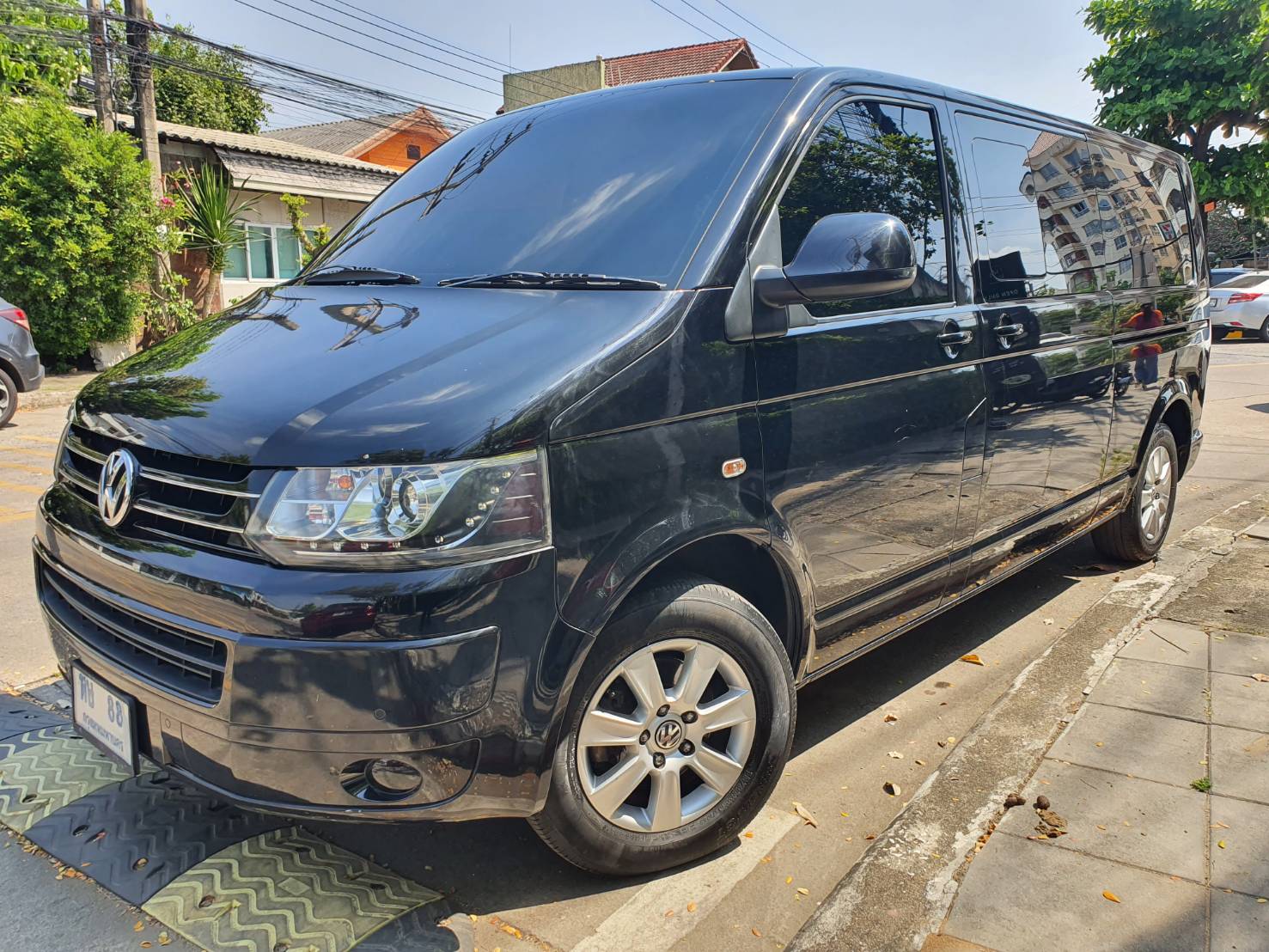 Volkswagen Caravelle T5 2.0 TDi สีดำ ปี2012 รถมือ1 (รูปที่ 2)