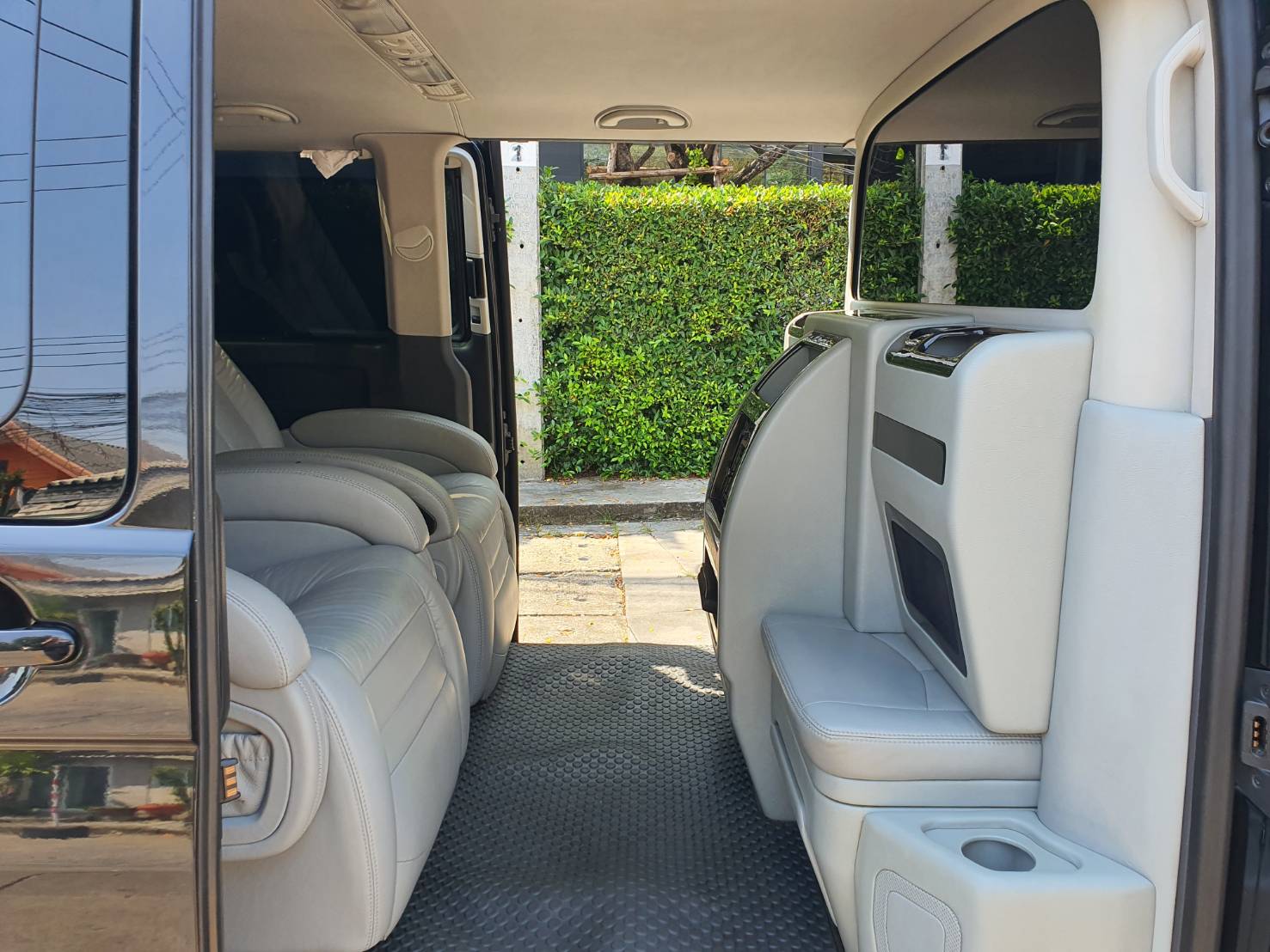 Volkswagen Caravelle T5 2.0 TDi สีดำ ปี2012 รถมือ1 (รูปที่ 7)