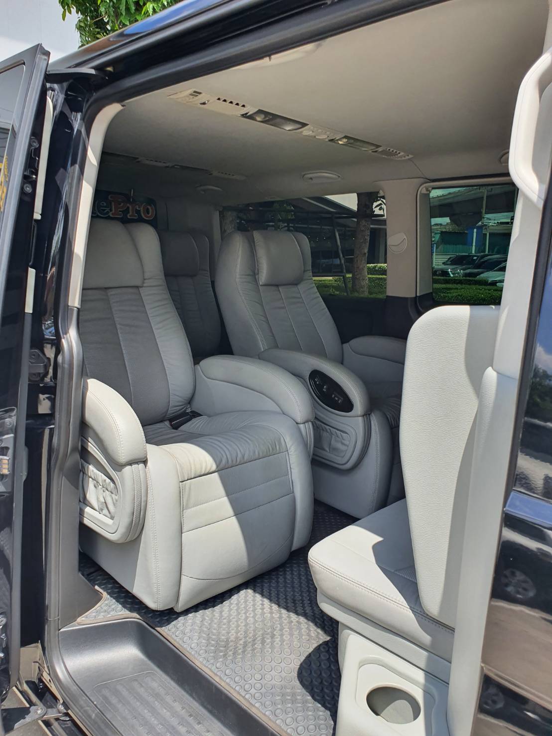 Volkswagen Caravelle T5 2.0 TDi สีดำ ปี2012 รถมือ1 (รูปที่ 8)