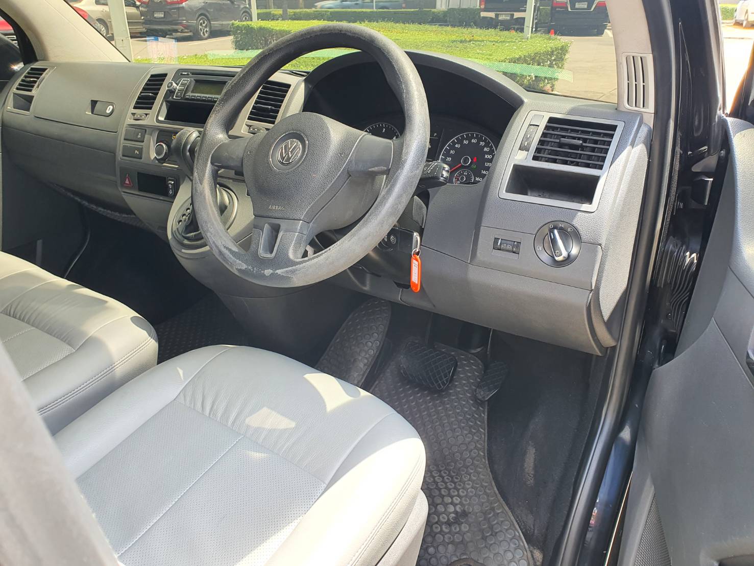 Volkswagen Caravelle T5 2.0 TDi สีดำ ปี2012 รถมือ1 (รูปที่ 6)