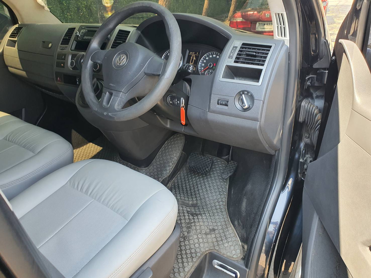 Volkswagen Caravelle T5 2.0 TDi สีดำ ปี2012 รถมือ1 (รูปที่ 6)