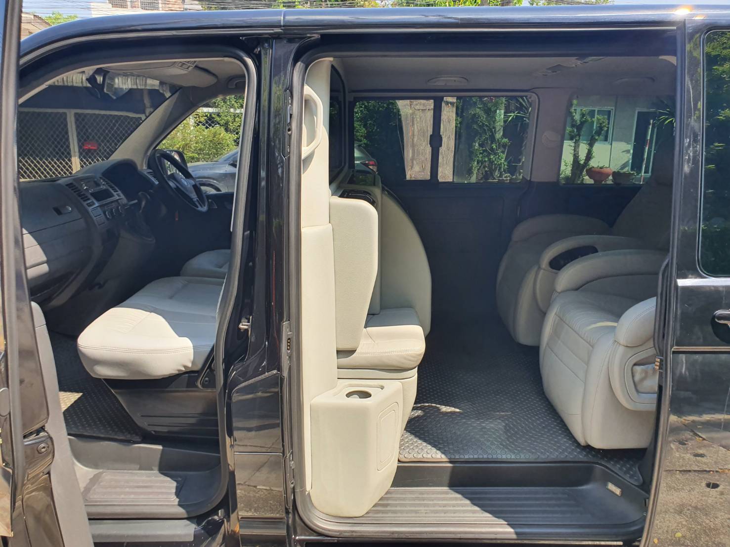 Volkswagen Caravelle T5 2.0 TDi สีดำ ปี2012 รถมือ1 (รูปที่ 9)