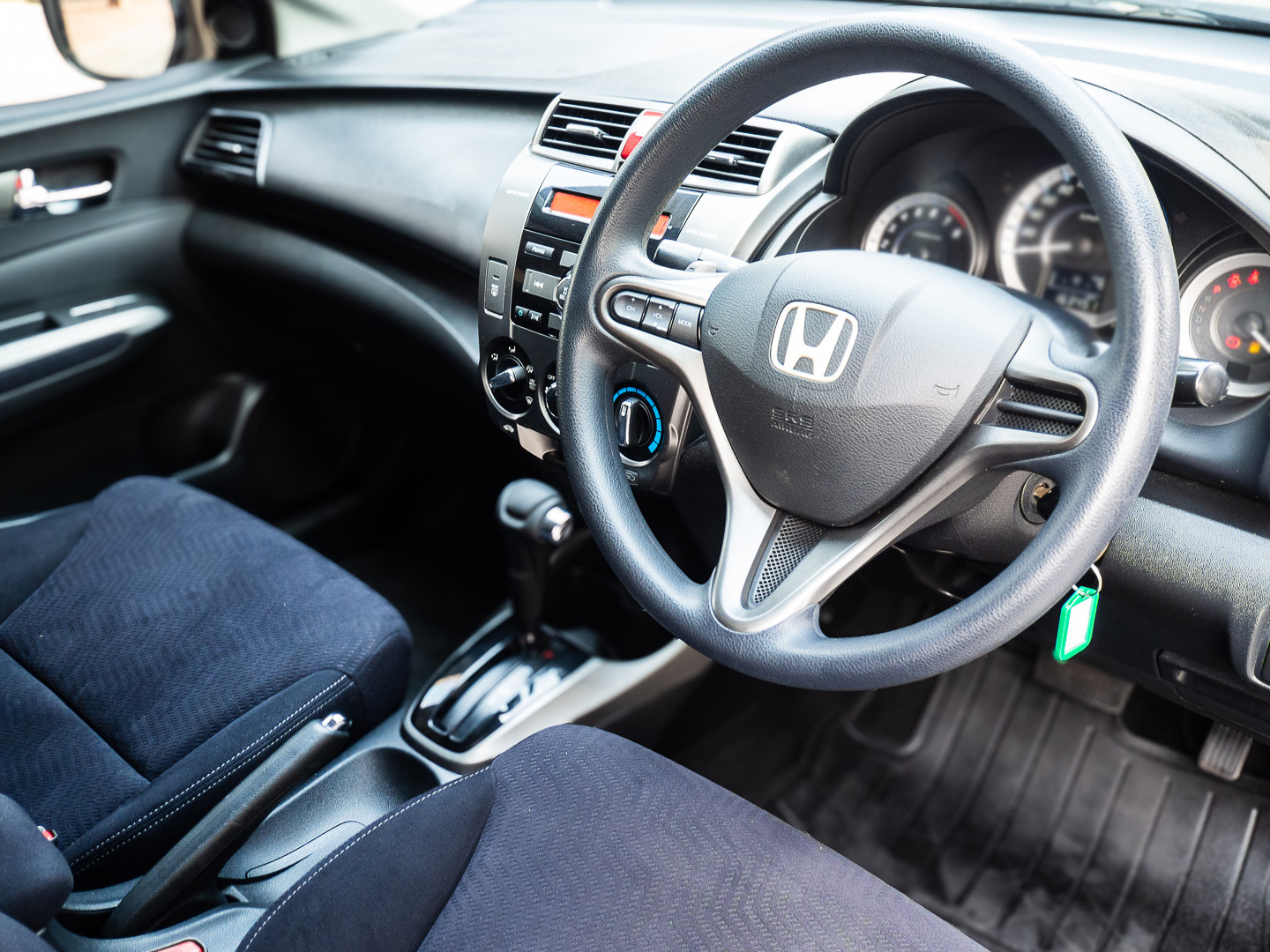 2011 Honda City สีเทา (รูปที่ 18)