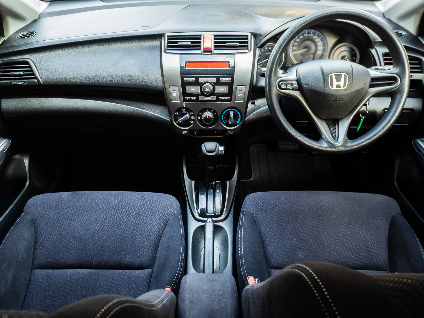 2011 Honda City สีเทา (รูปที่ 7)