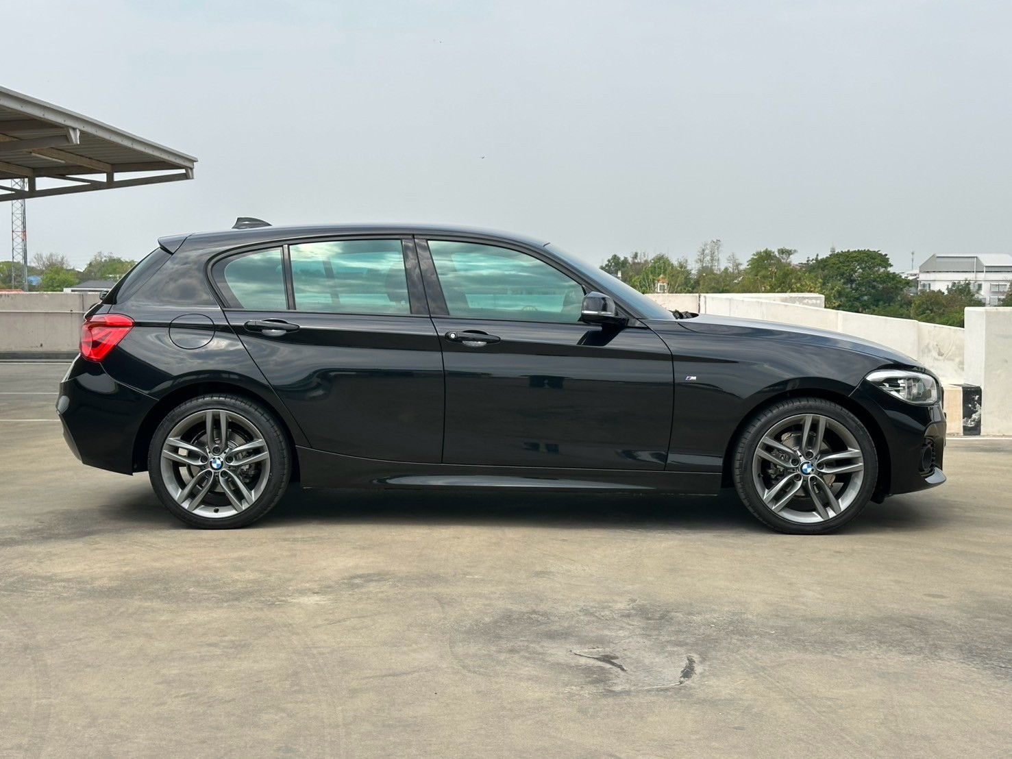 2017 BMW 1 Series F20 118i สีดำ (รูปที่ 5)