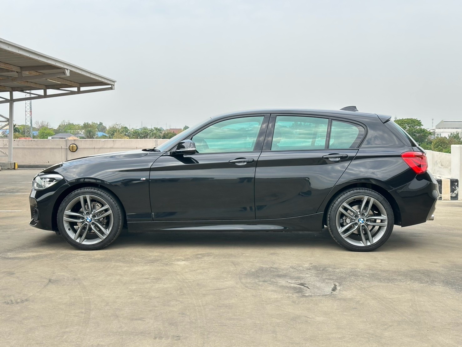 2017 BMW 1 Series F20 118i สีดำ (รูปที่ 6)