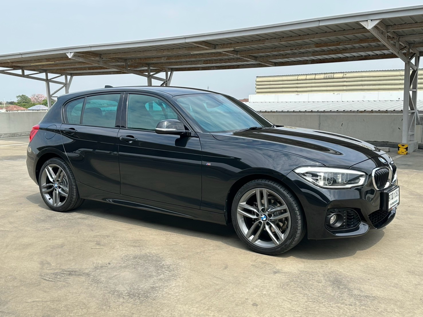 2017 BMW 1 Series F20 118i สีดำ (รูปที่ 3)