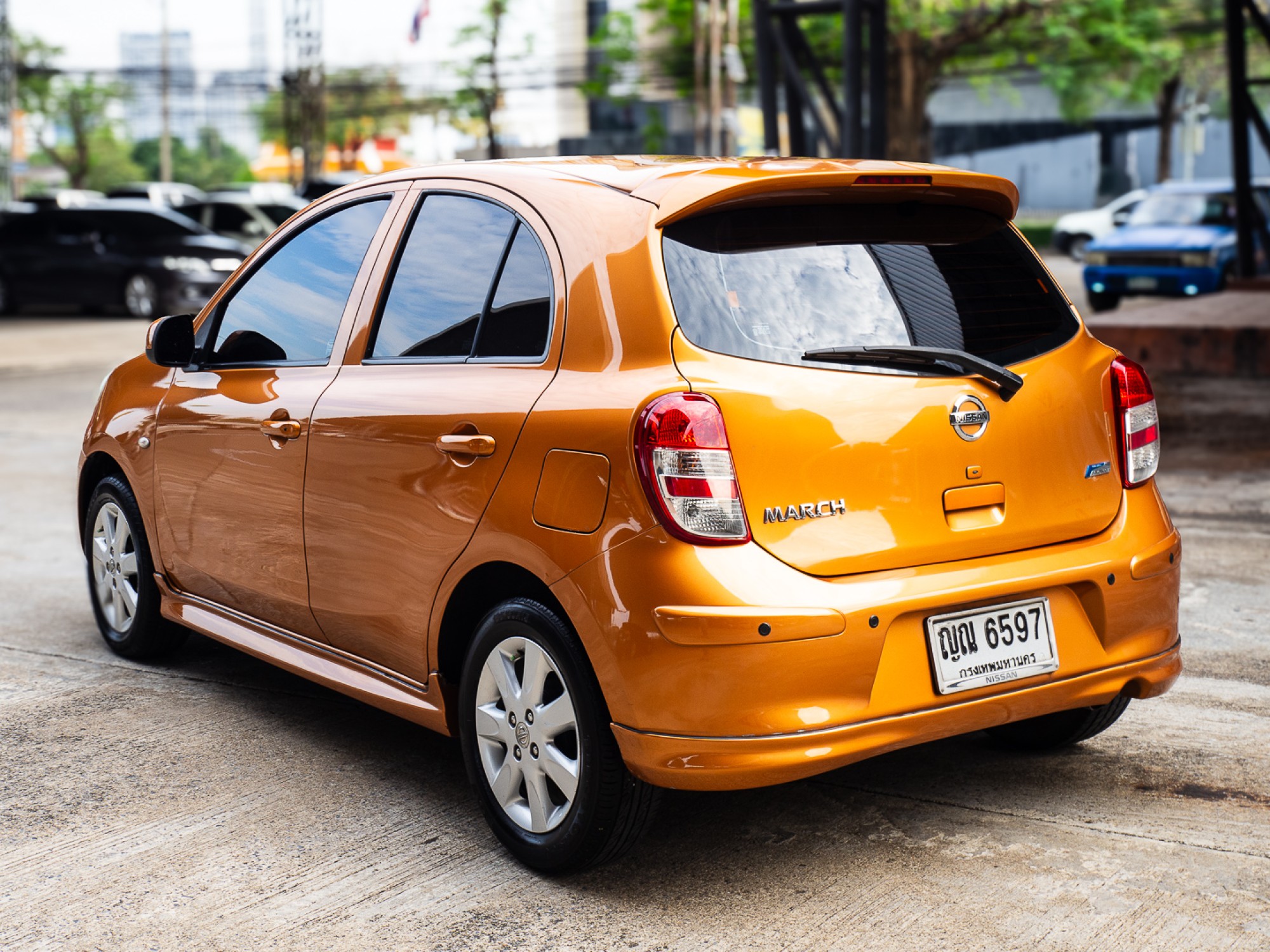 2011 Nissan March สีส้ม (รูปที่ 4)