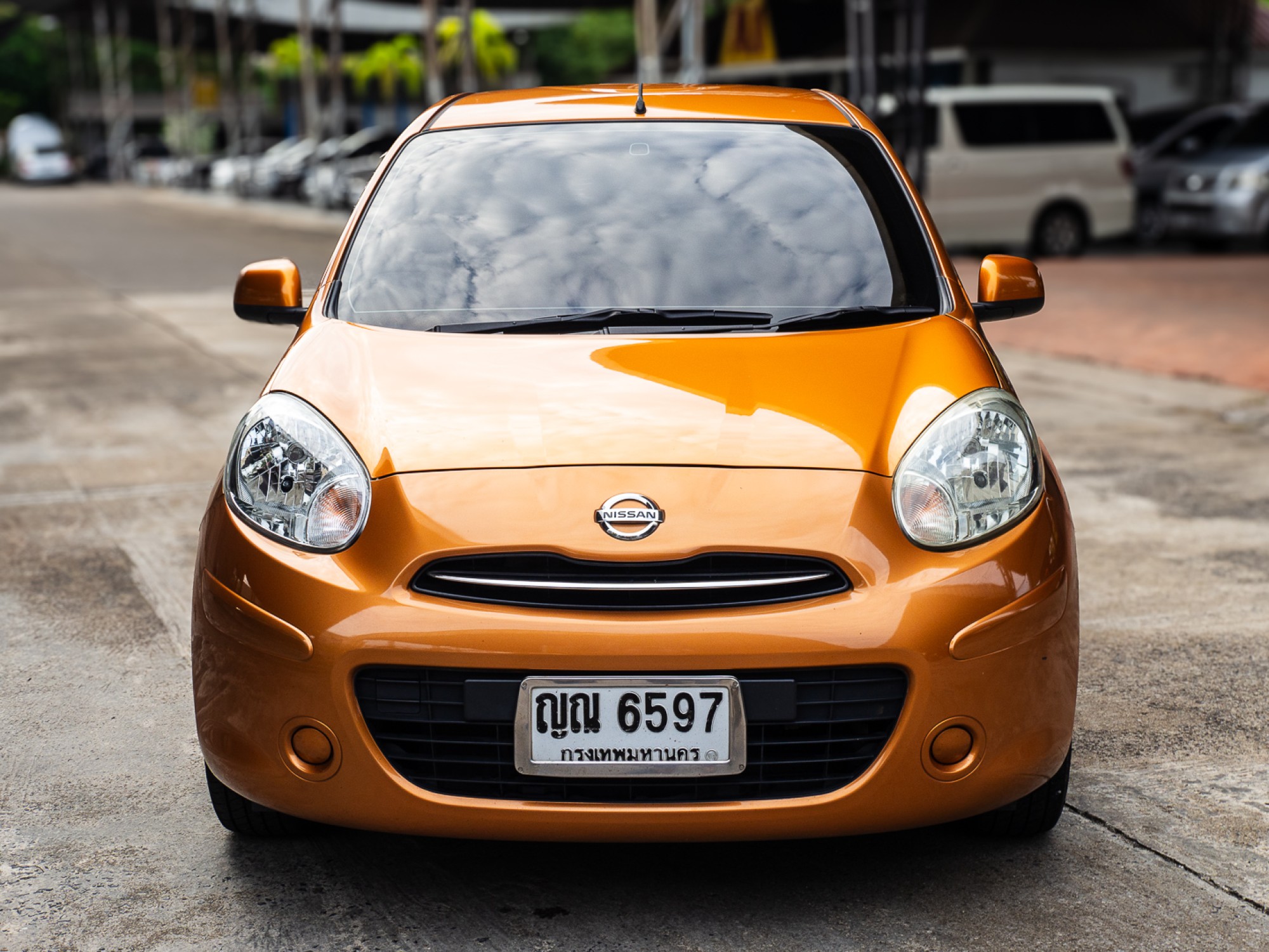 2011 Nissan March สีส้ม (รูปที่ 2)