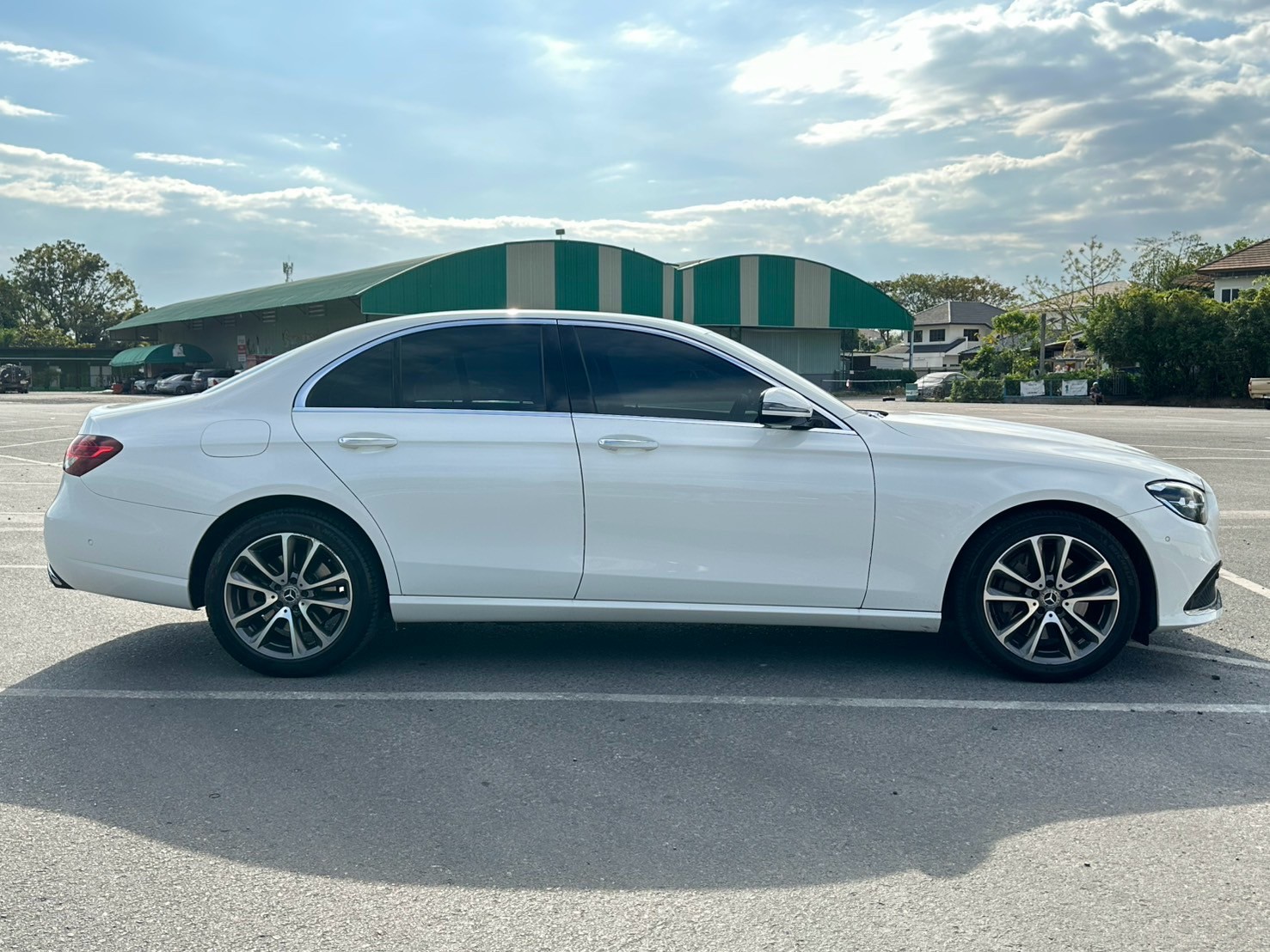 2022 Mercedes-Benz E-Class W213 E300e สีขาว (รูปที่ 5)